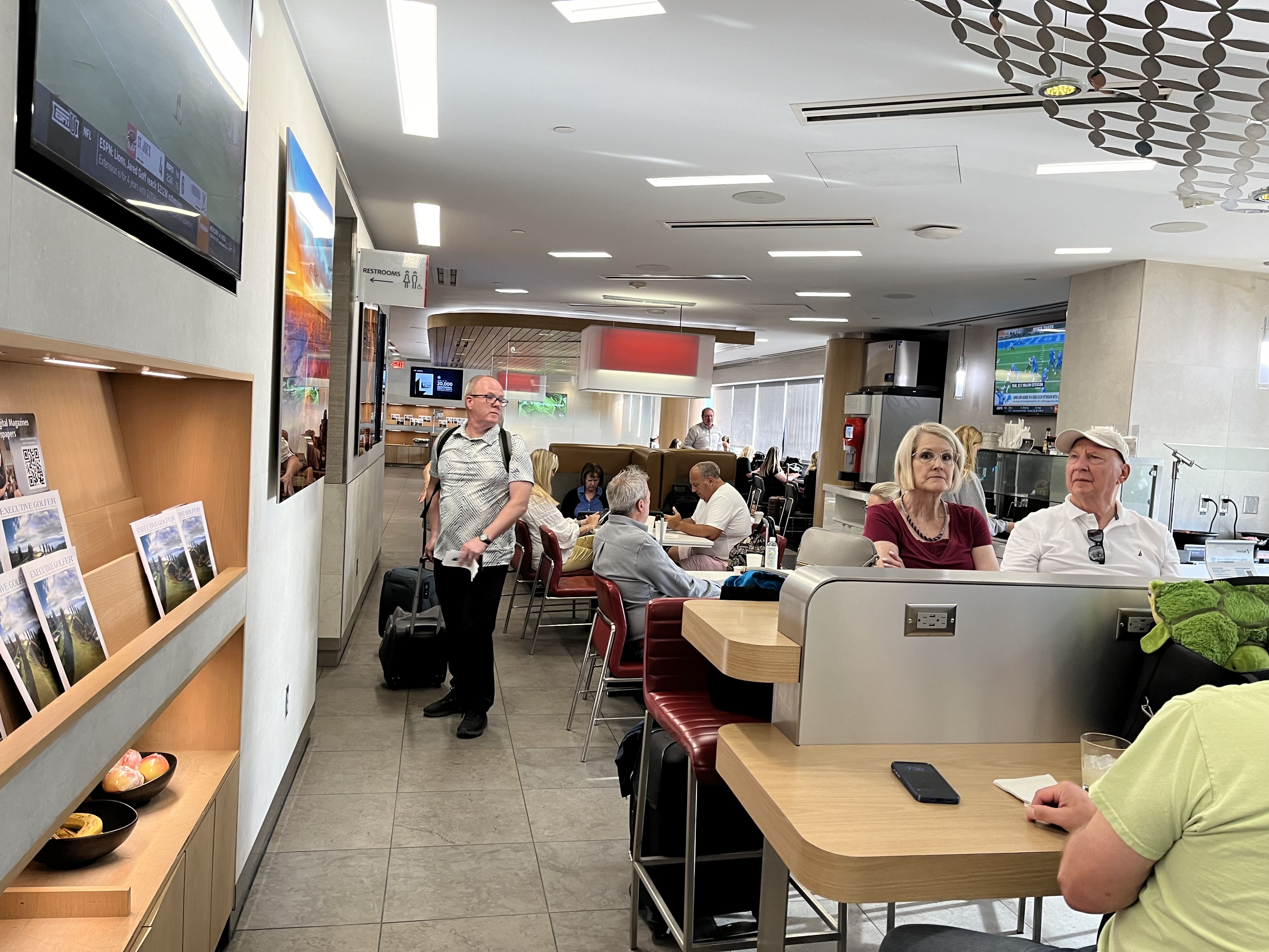 Neil Scrivener reviews the American Airlines Admirals Club at Terminal 4 of Phoenix Sky Harbor Airport, Concourse A (Gate A7)