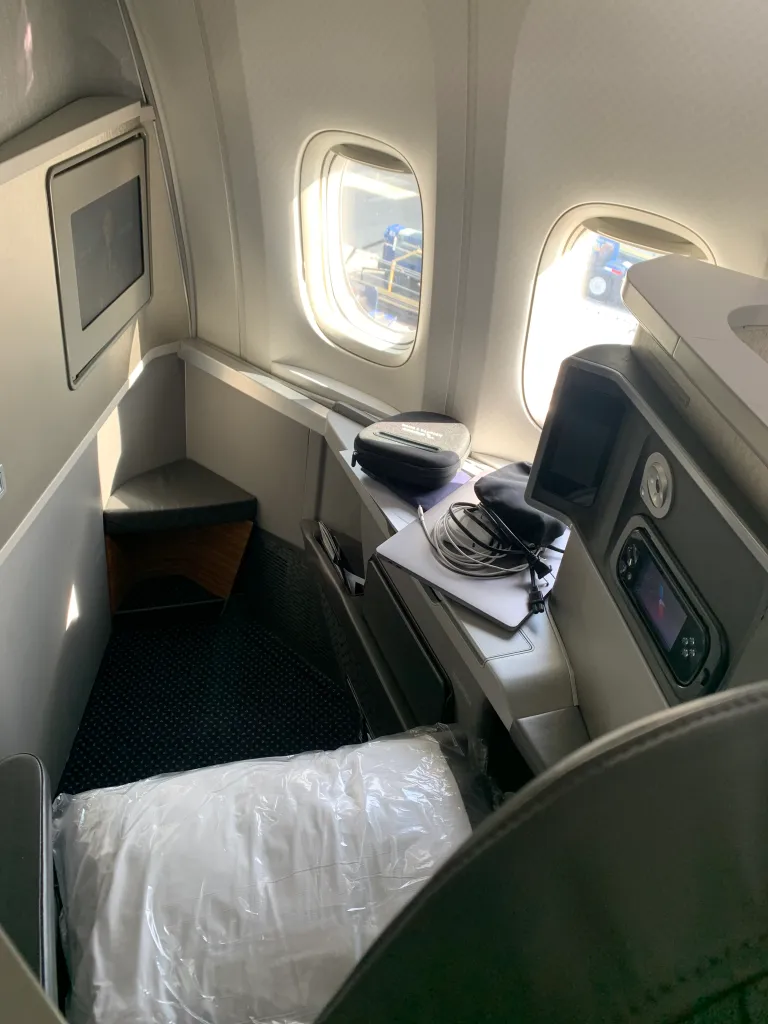 Neil Scrivener reviews American Airlines Flagship Business from Charlotte (NC) to London Heathrow on AA732 (CLT to LHR), on the Boeing 777-200. 