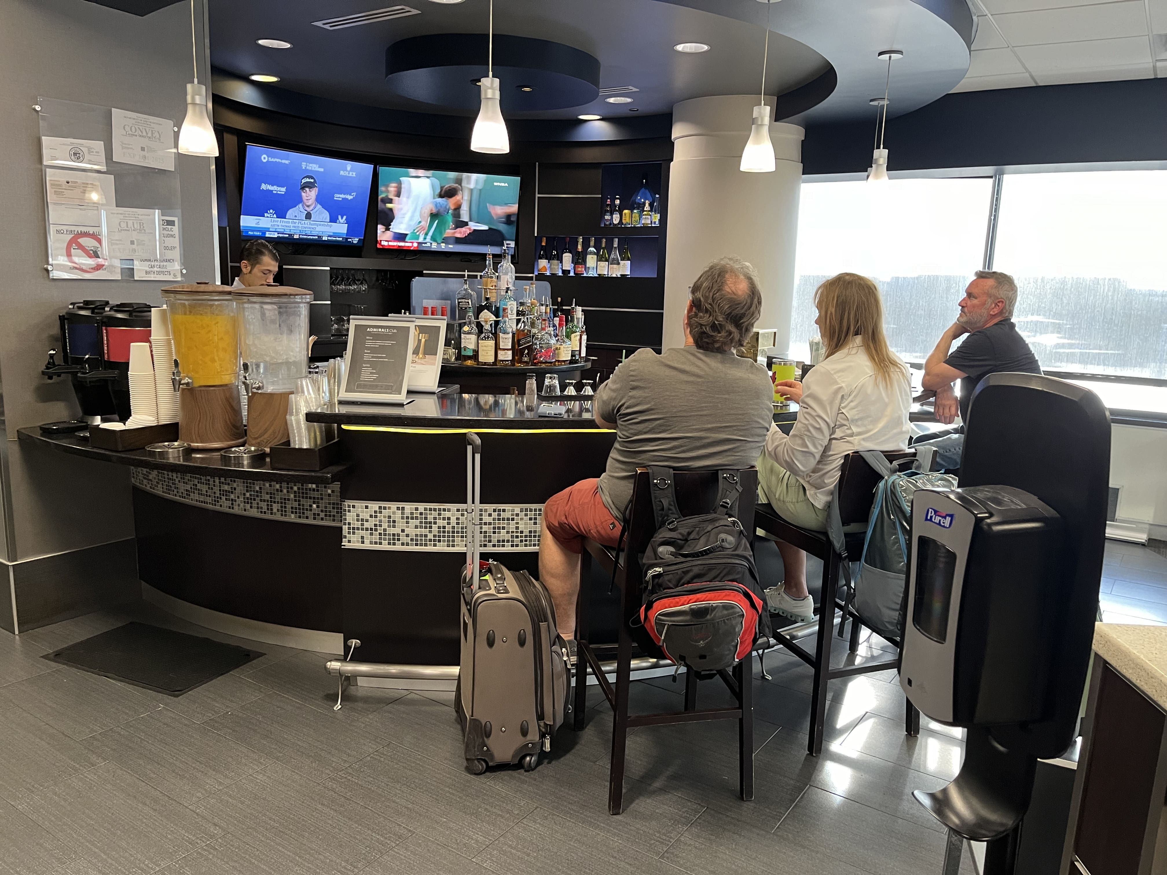 Neil Scrivener reviews the American Airlines Admirals Club in Concourse B of Phoenix Sky Harbor International Airport's Terminal 4 (PHX). 