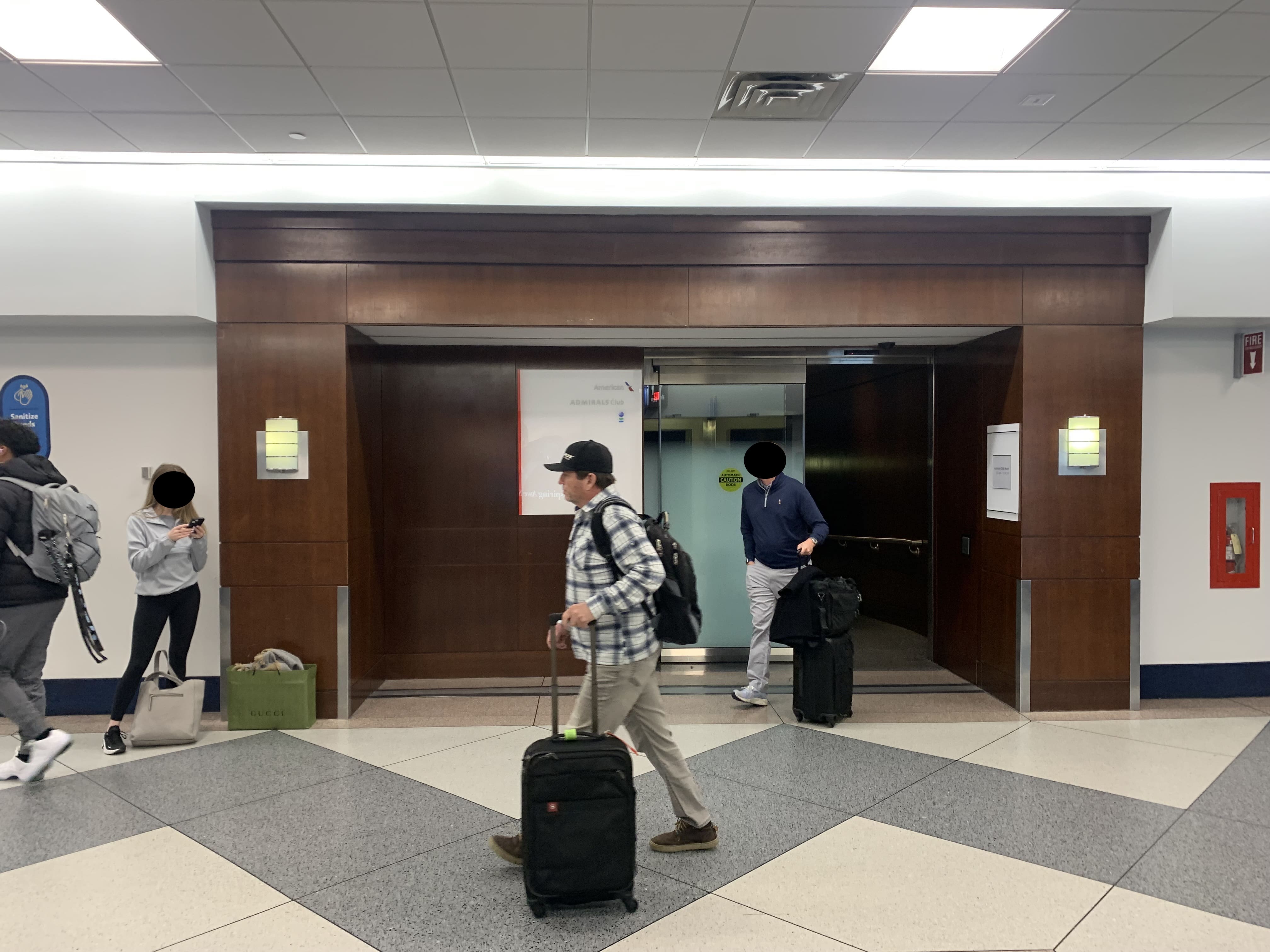 Flying Business reviews the Admirals Club in Concourse C/D of Charlotte Douglas International Airport. Access for OneWorld Members. 