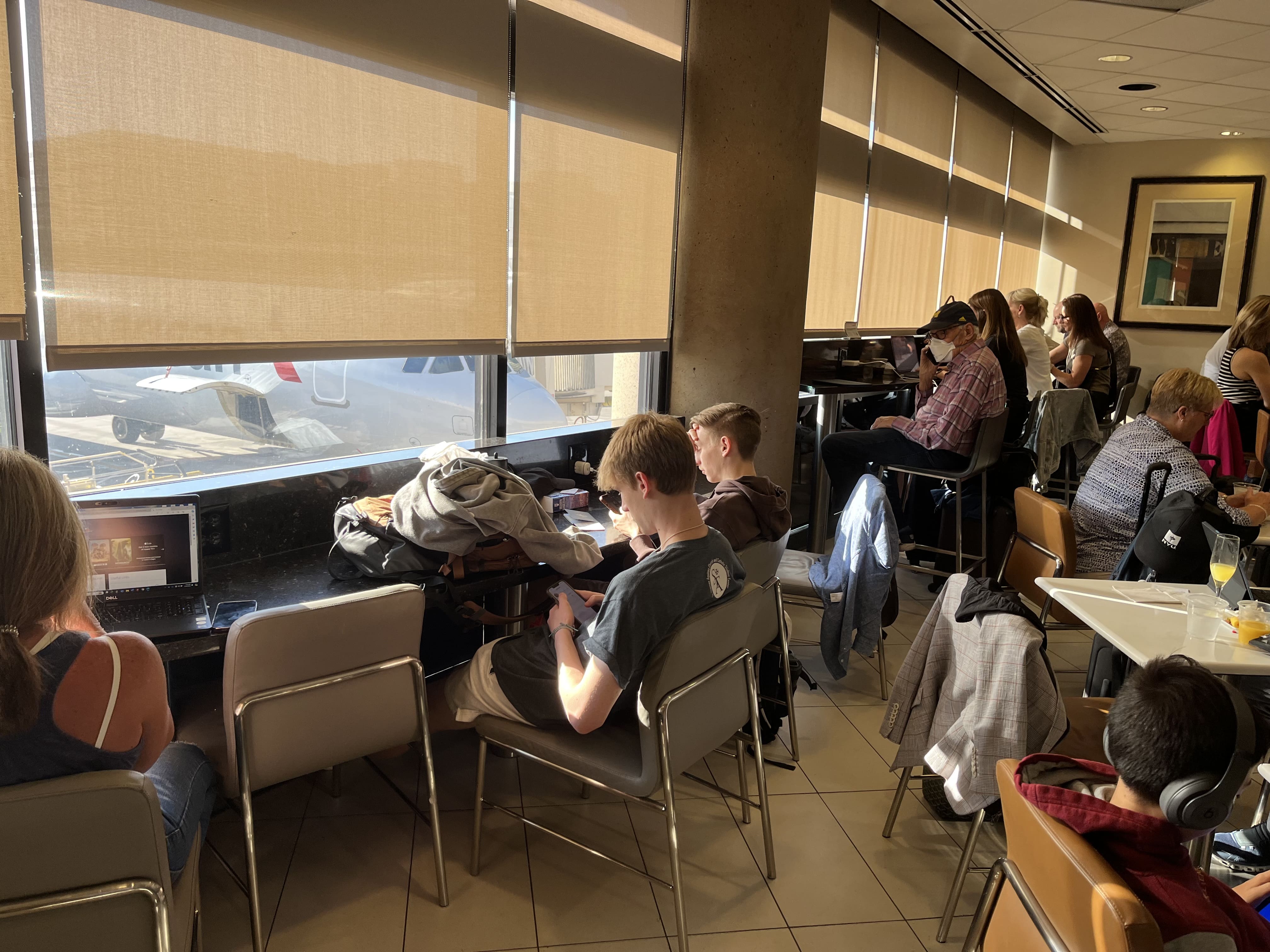 Neil Scrivener reviews the American Airlines Admirals Club at Terminal 4 of Phoenix Sky Harbor Airport, Concourse A (Gate A21)