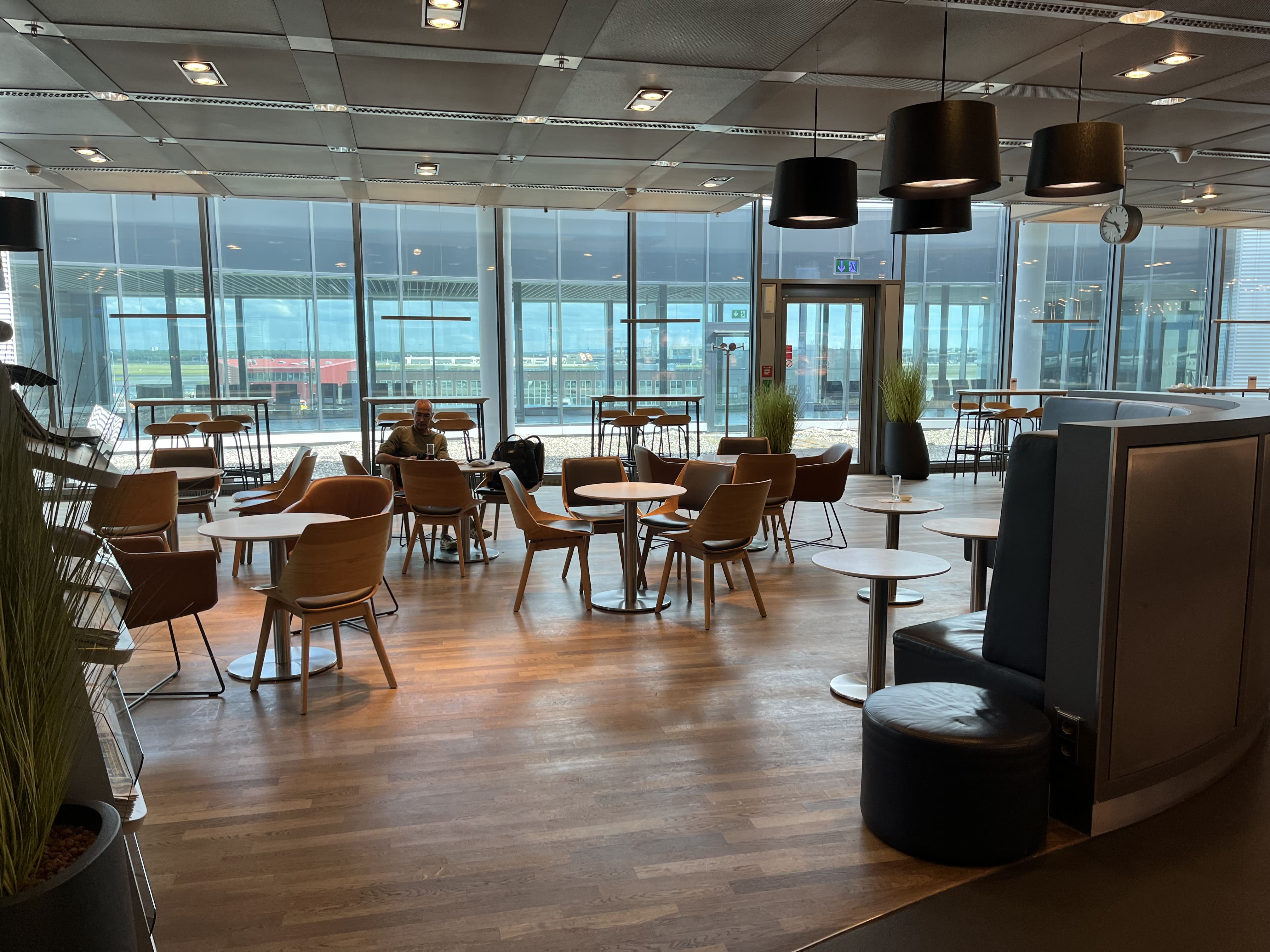 Neil Scrivener reviews the Lufthansa Business Class Lounge by Gate B24 in Frankfurt's Airport (FRA).