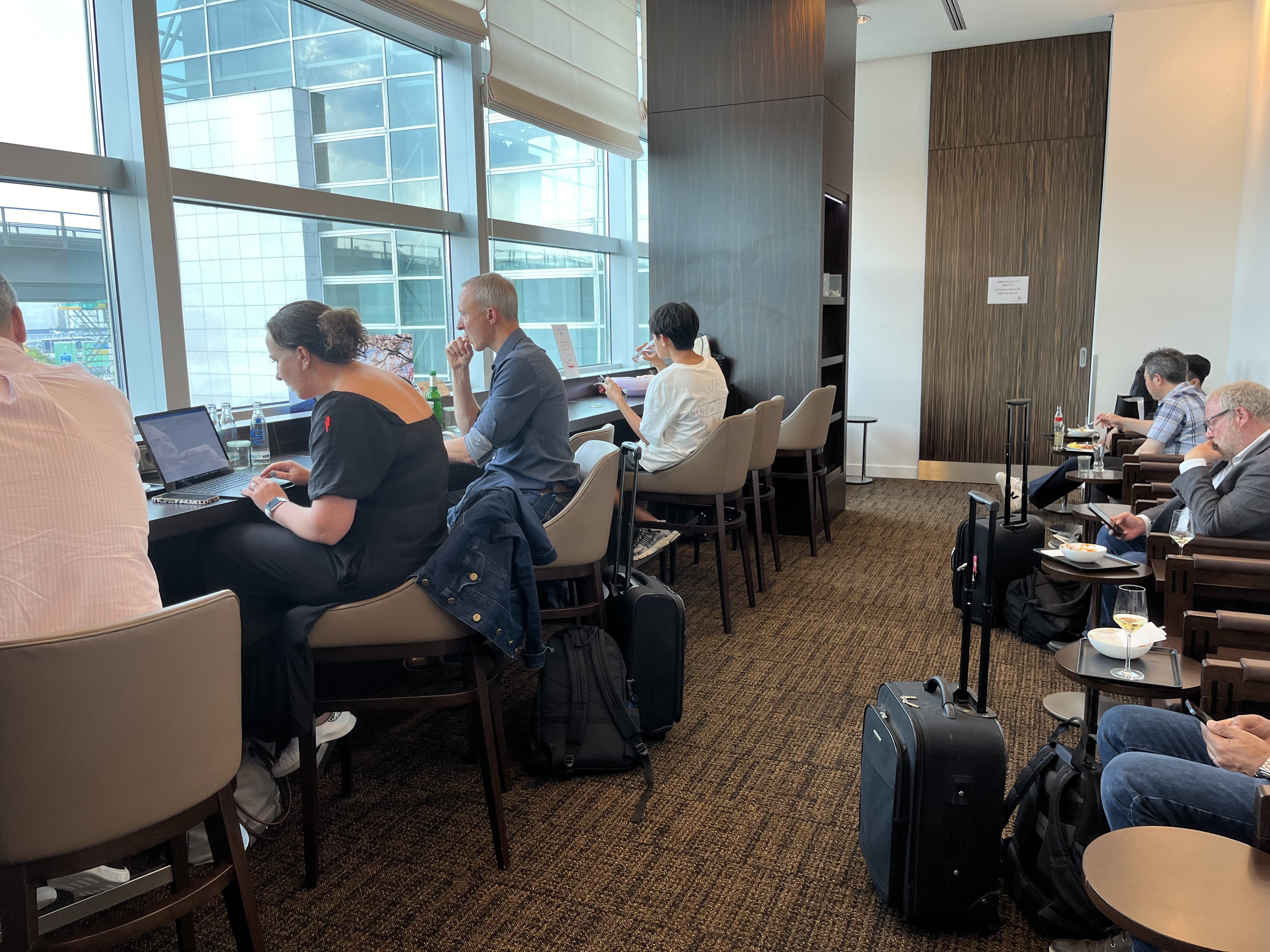 Neil Scrivener reviews the JAL Business Class/Sakura Lounge and First Class Lounge in Frankfurt Airport's Terminal 2. 