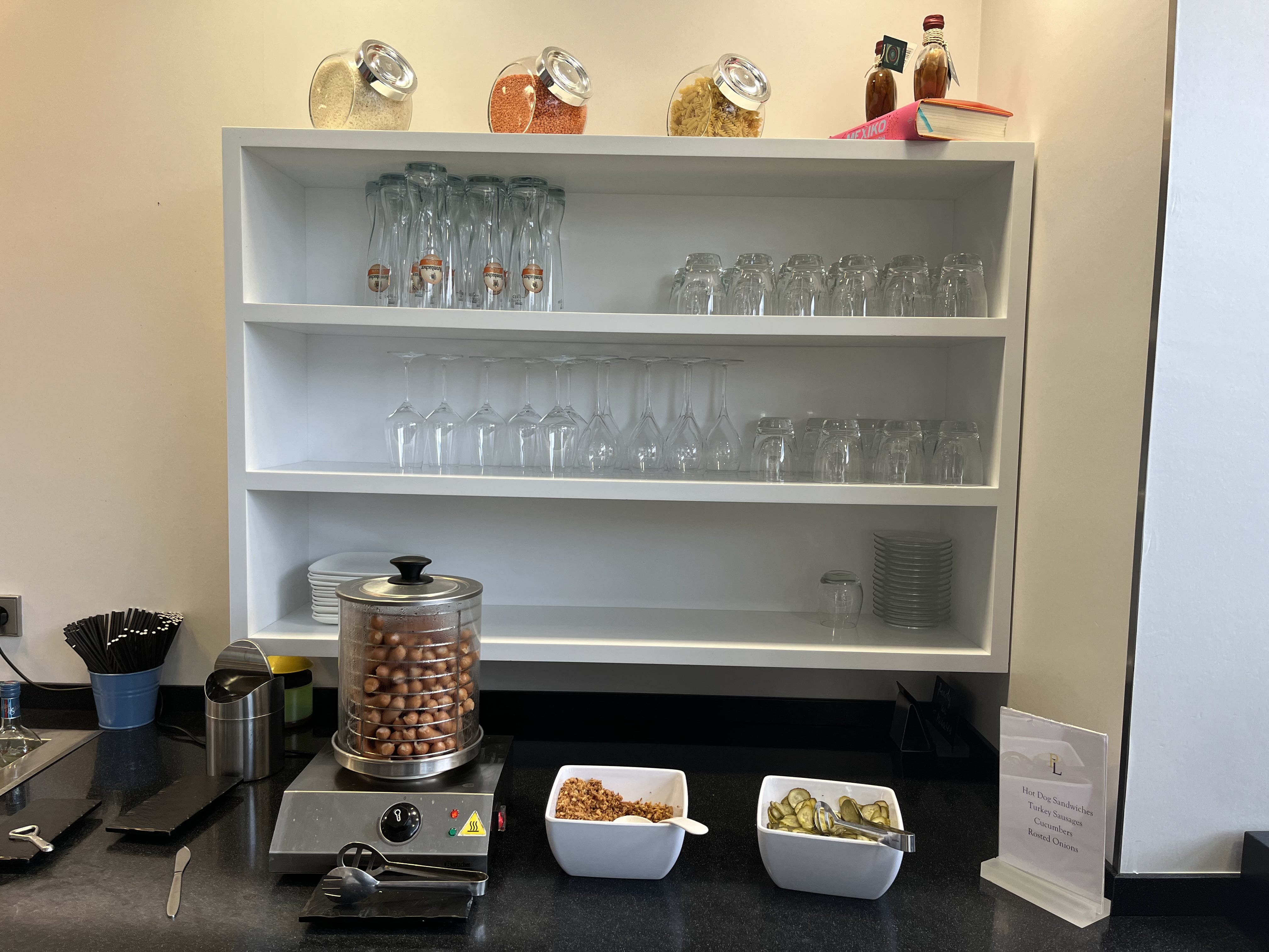 Neil Scrivener reviews the Priority Lounge in Frankfurt Airport (FRA), also the Cathay Pacific and Qatar Airways lounge.