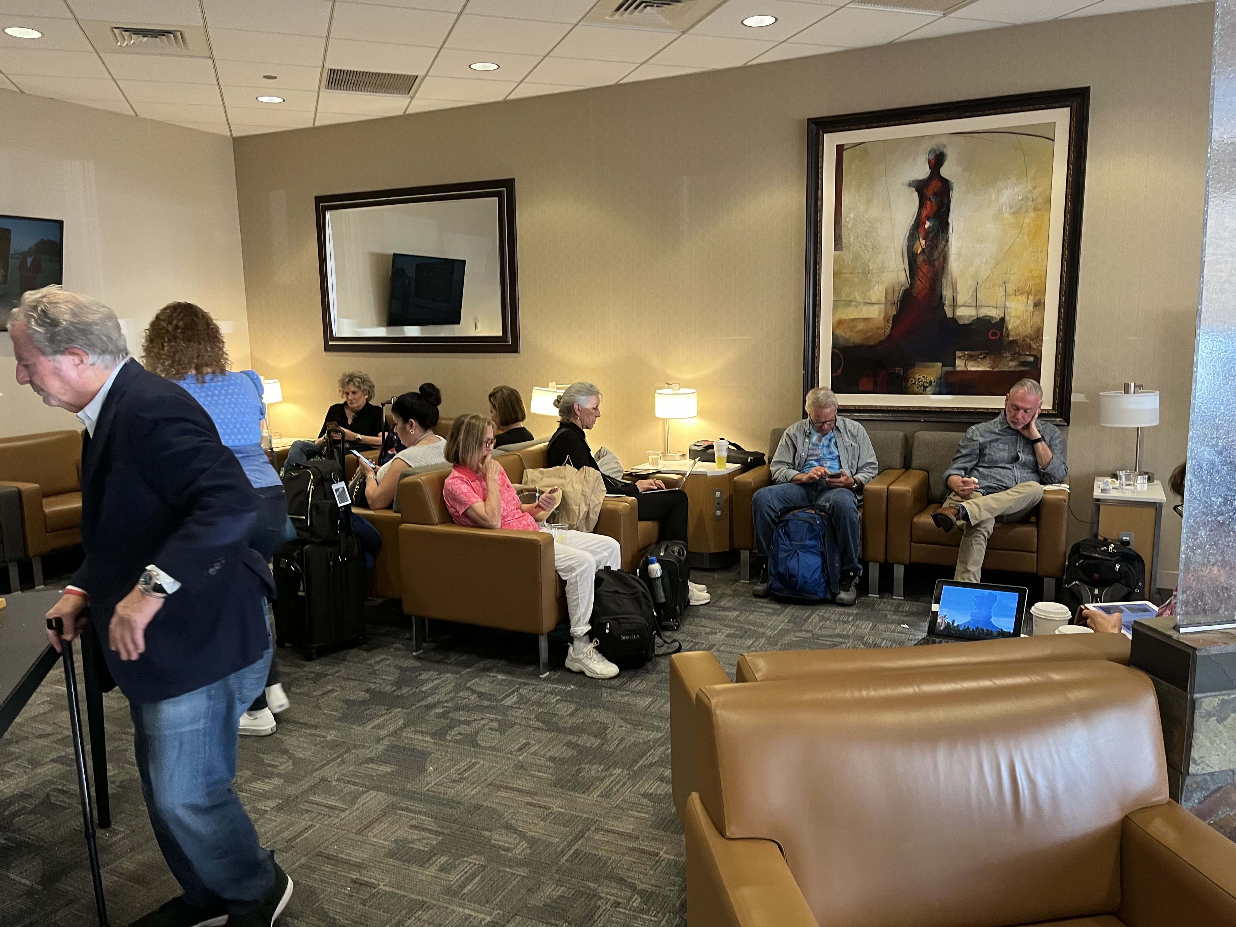 Neil Scrivener reviews the American Airlines Admirals Club at Terminal 4 of Phoenix Sky Harbor Airport, Concourse A (Gate A21)