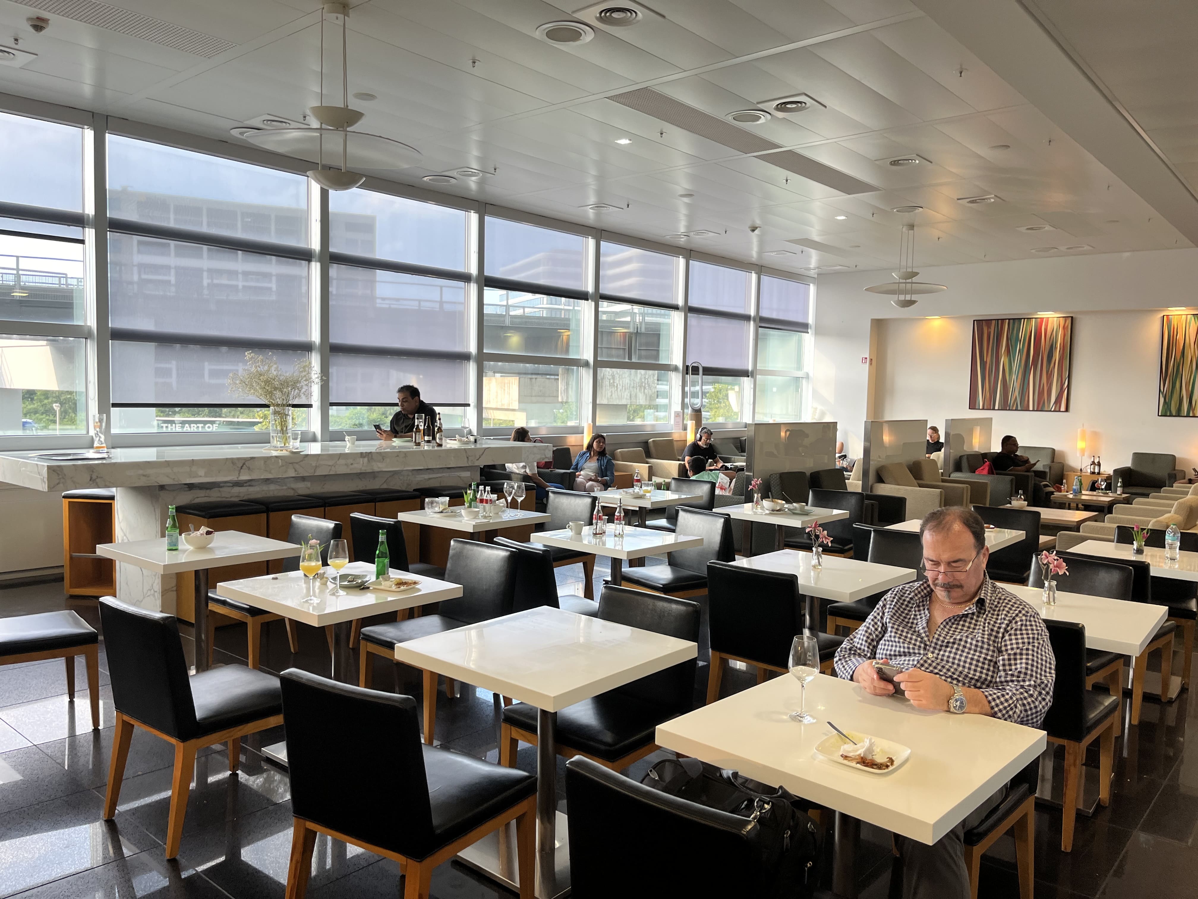 Neil Scrivener reviews the Priority Lounge in Frankfurt Airport (FRA), also the Cathay Pacific and Qatar Airways lounge.