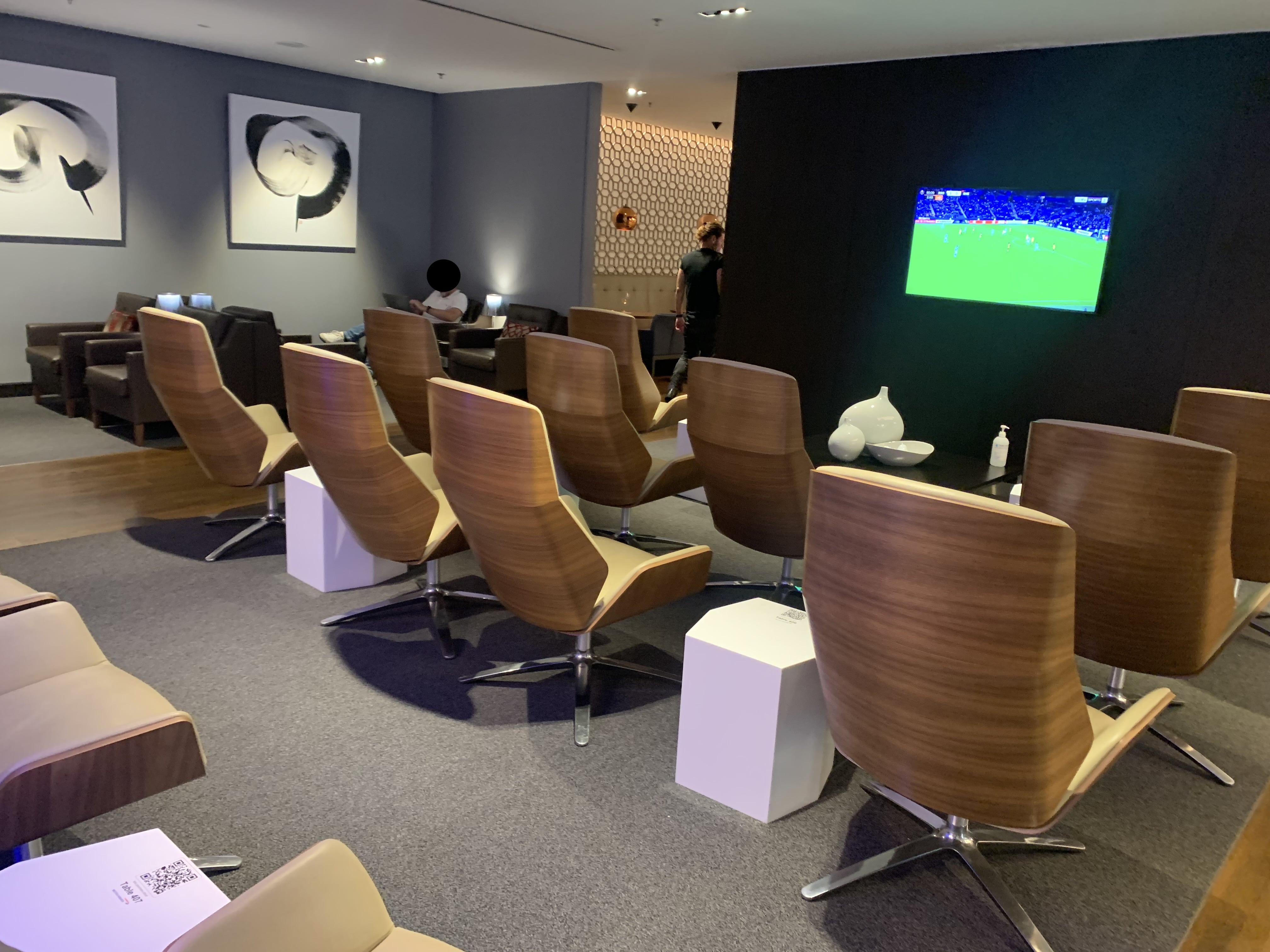 Flying Business reviews the British Airways Lounge in Terminal 1 of Singapore's Changi Airport. 