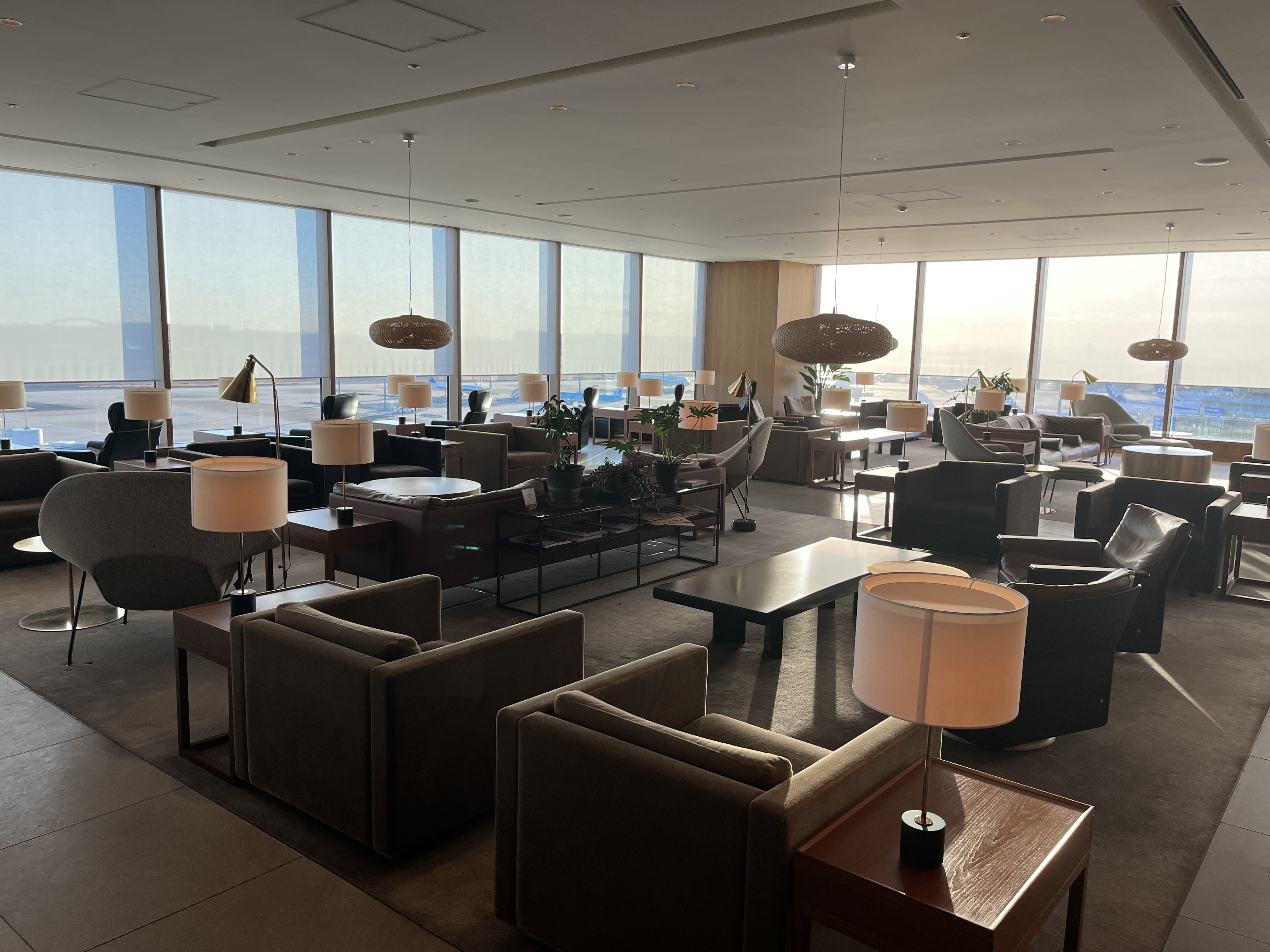 Neil Scrivener reviews the Cathay Pacific Lounge in Terminal 3 of Tokyo's Haneda Airport, available to OneWorld members. 