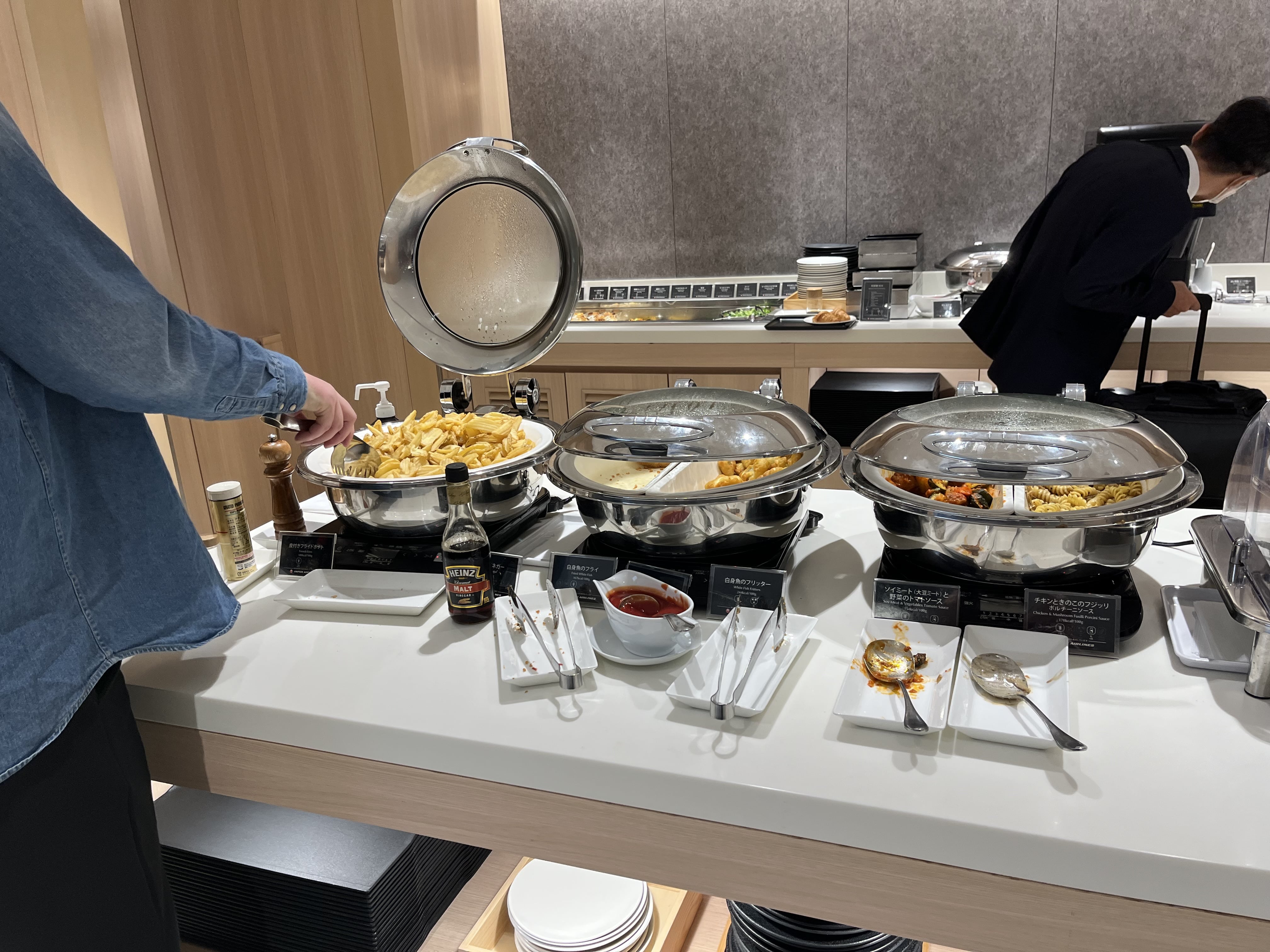 Neil Scrivener reviews the JAL Sakura Lounge (Business Class) in Terminal 3 of Tokyo's Haneda Airport, also available to OneWorld members. 