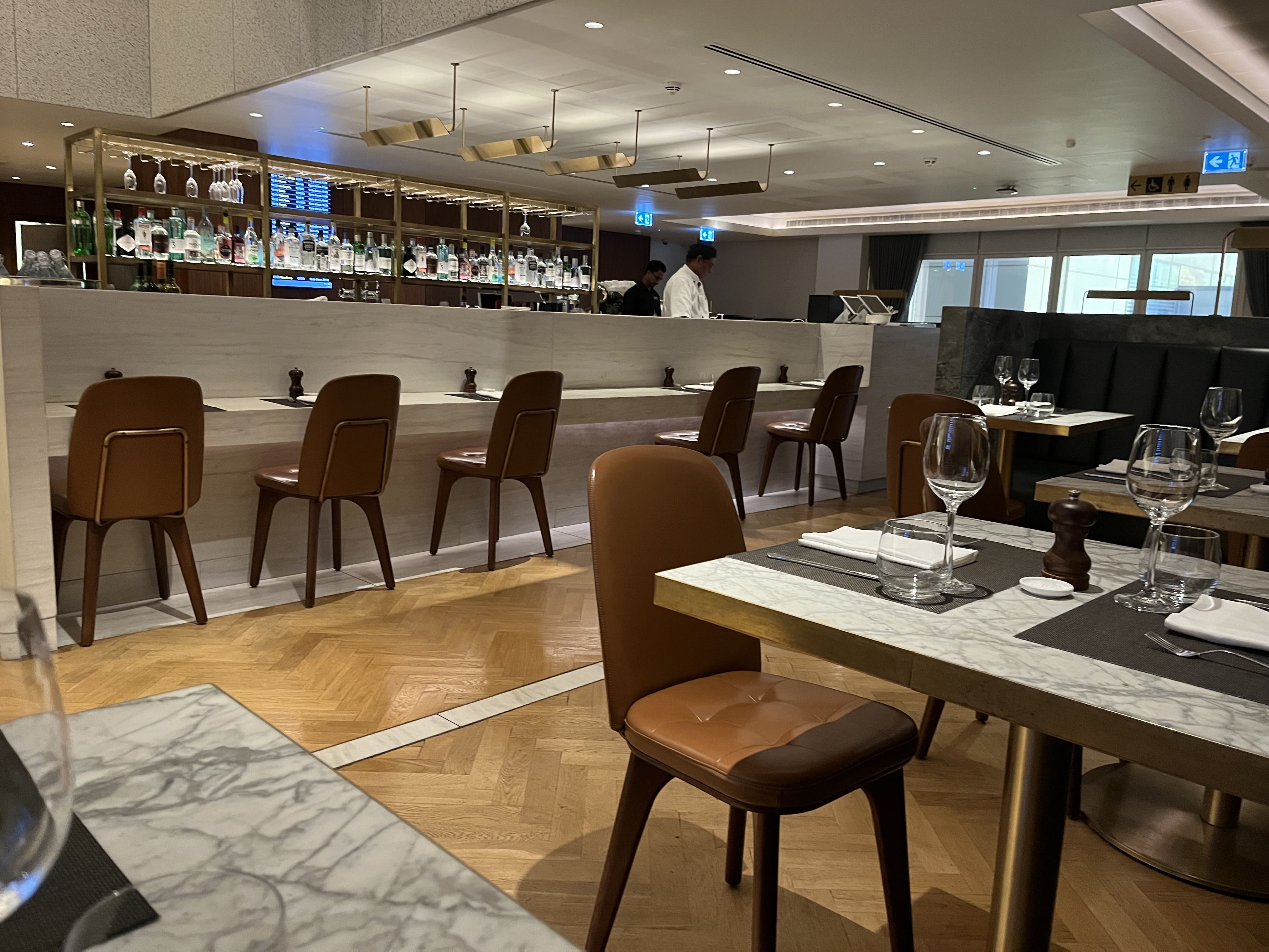 Neil Scrivener reviews the Qantas Lounge Heathrow's Terminal 3, available to Business Class and First Class passengers - and OneWorld Emerald/Sapphire members.