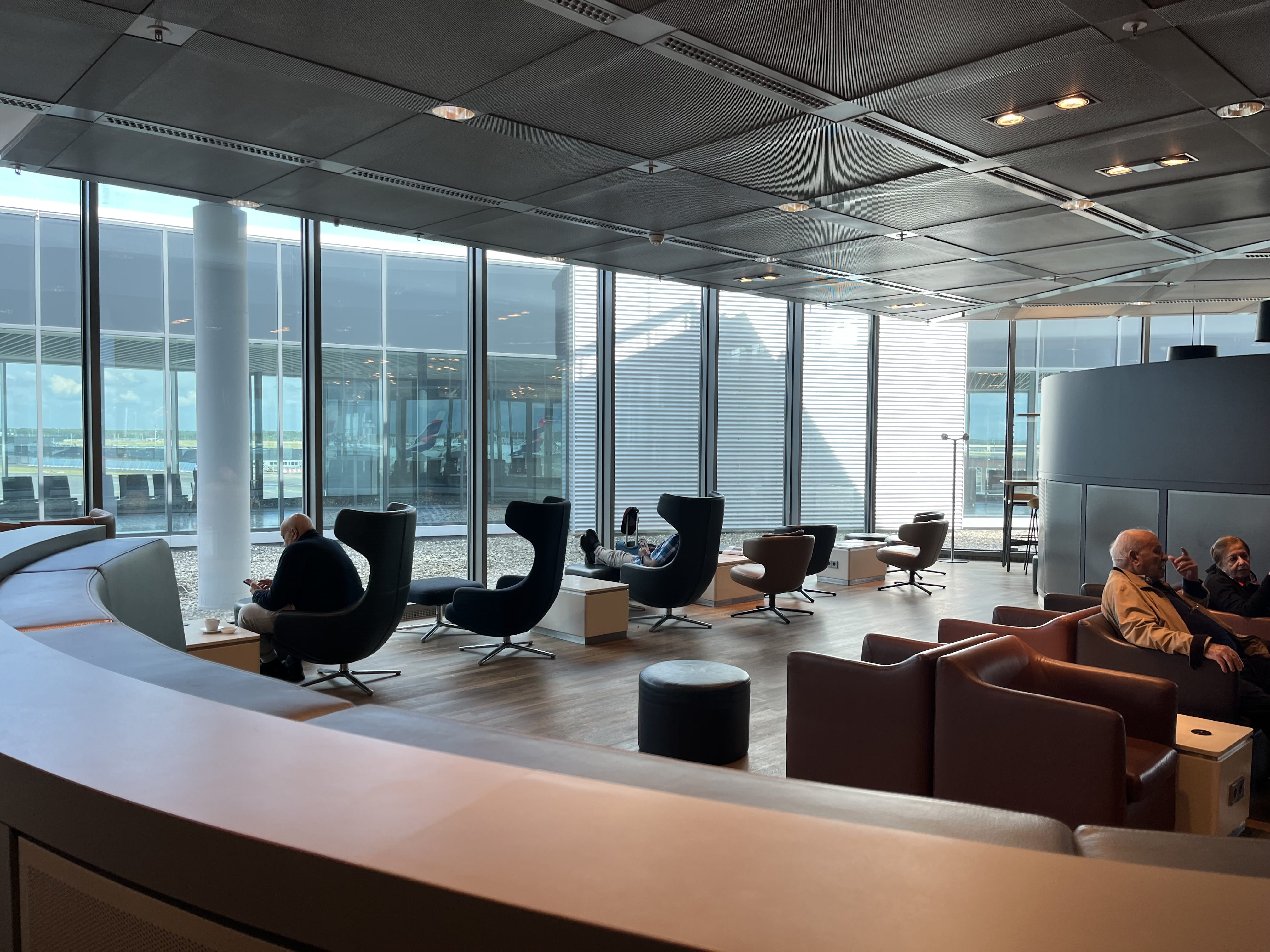 Neil Scrivener reviews the Lufthansa Business Class Lounge by Gate B24 in Frankfurt's Airport (FRA).