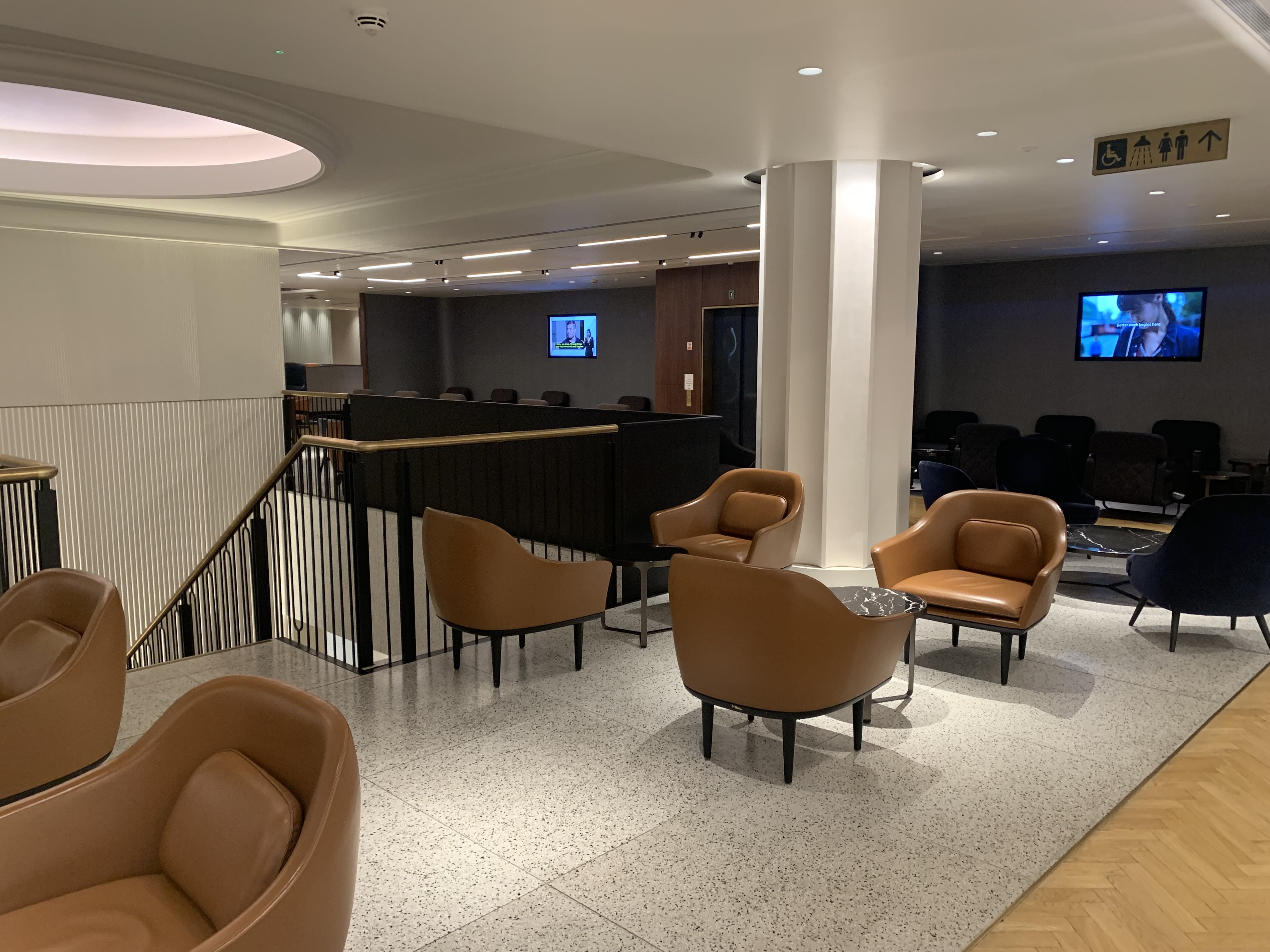 Neil Scrivener reviews the Qantas Lounge Heathrow's Terminal 3, available to Business Class and First Class passengers - and OneWorld Emerald/Sapphire members.