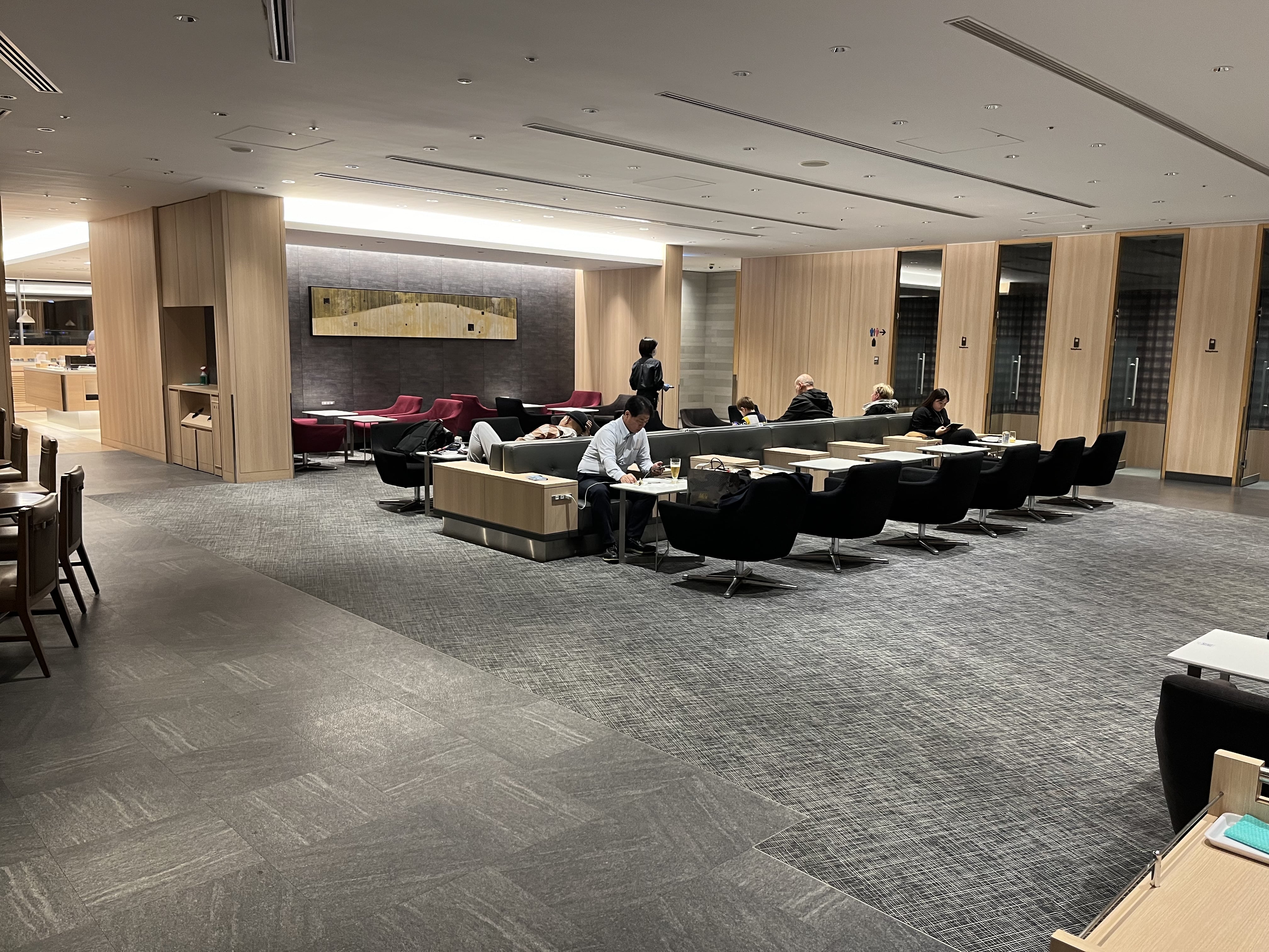 Neil Scrivener reviews the JAL Sakura Sky View Lounge (Business Class) in Terminal 3 of Tokyo's Haneda Airport, also available to OneWorld members. 