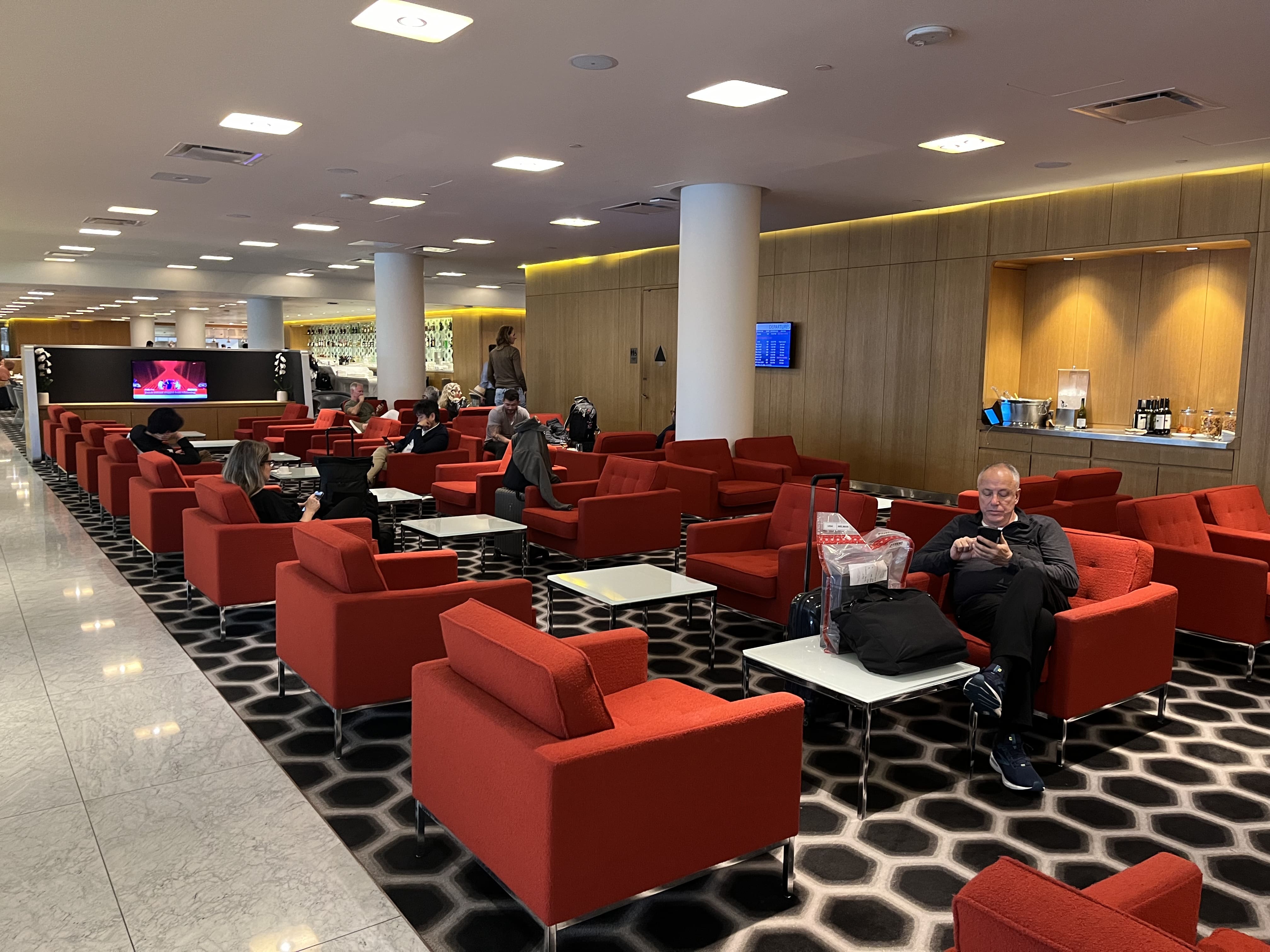 Neil Scrivener reviews the Qantas First Lounge at LAX's Terminal B. Los Angeles International Airport, Tom Bradley Terminal.