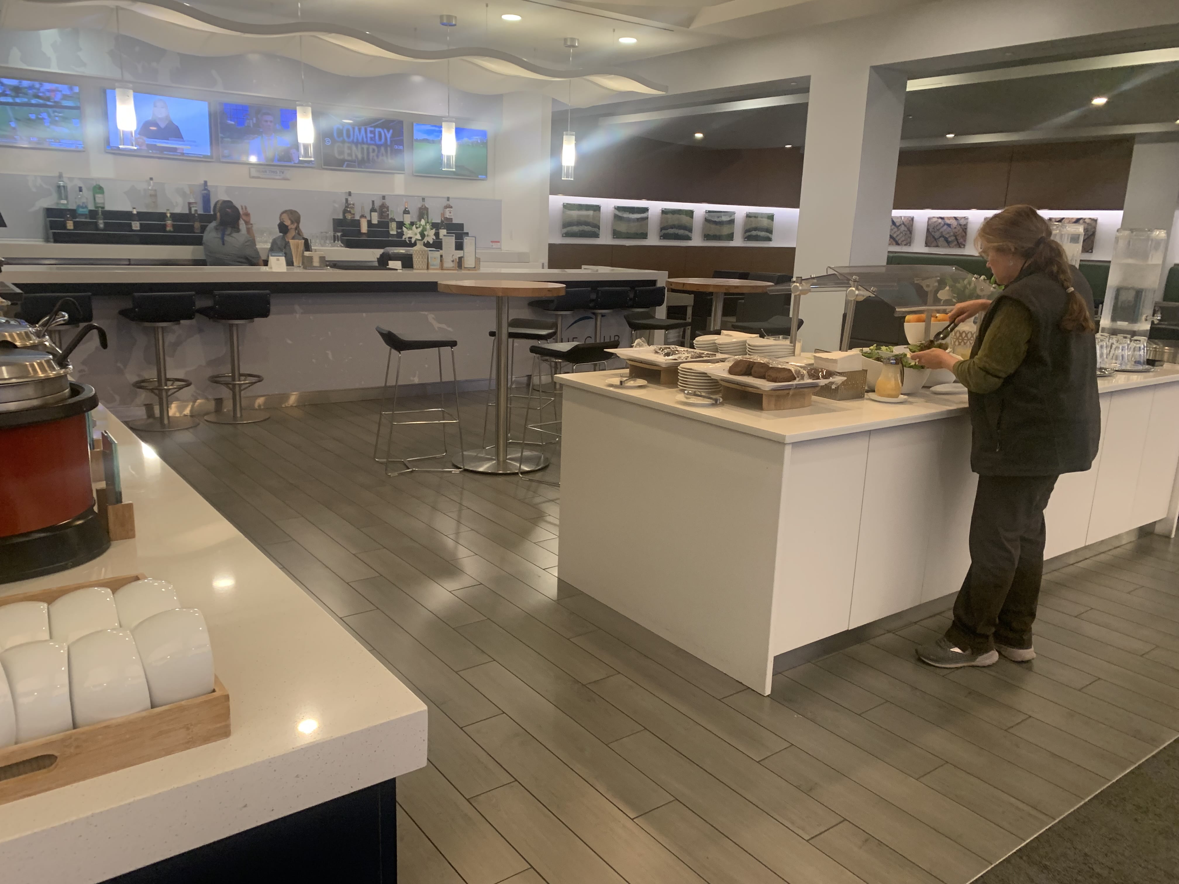 Neil Scrivener reviews The Club lounge in Seattle at S-Gates, the International Terminal (SEA); accessed via Priority Pass. 