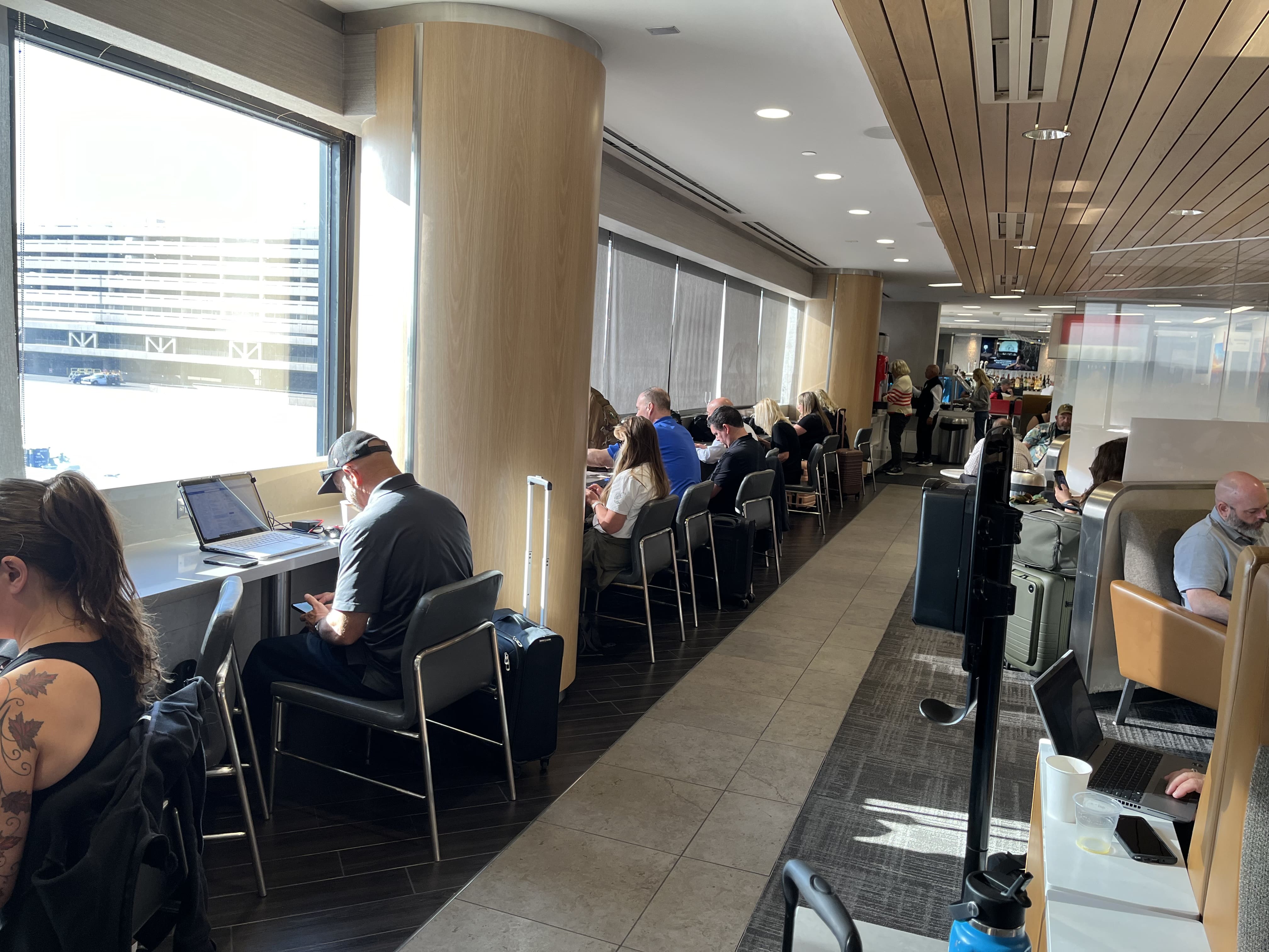 Neil Scrivener reviews the American Airlines Admirals Club at Terminal 4 of Phoenix Sky Harbor Airport, Concourse A (Gate A7)