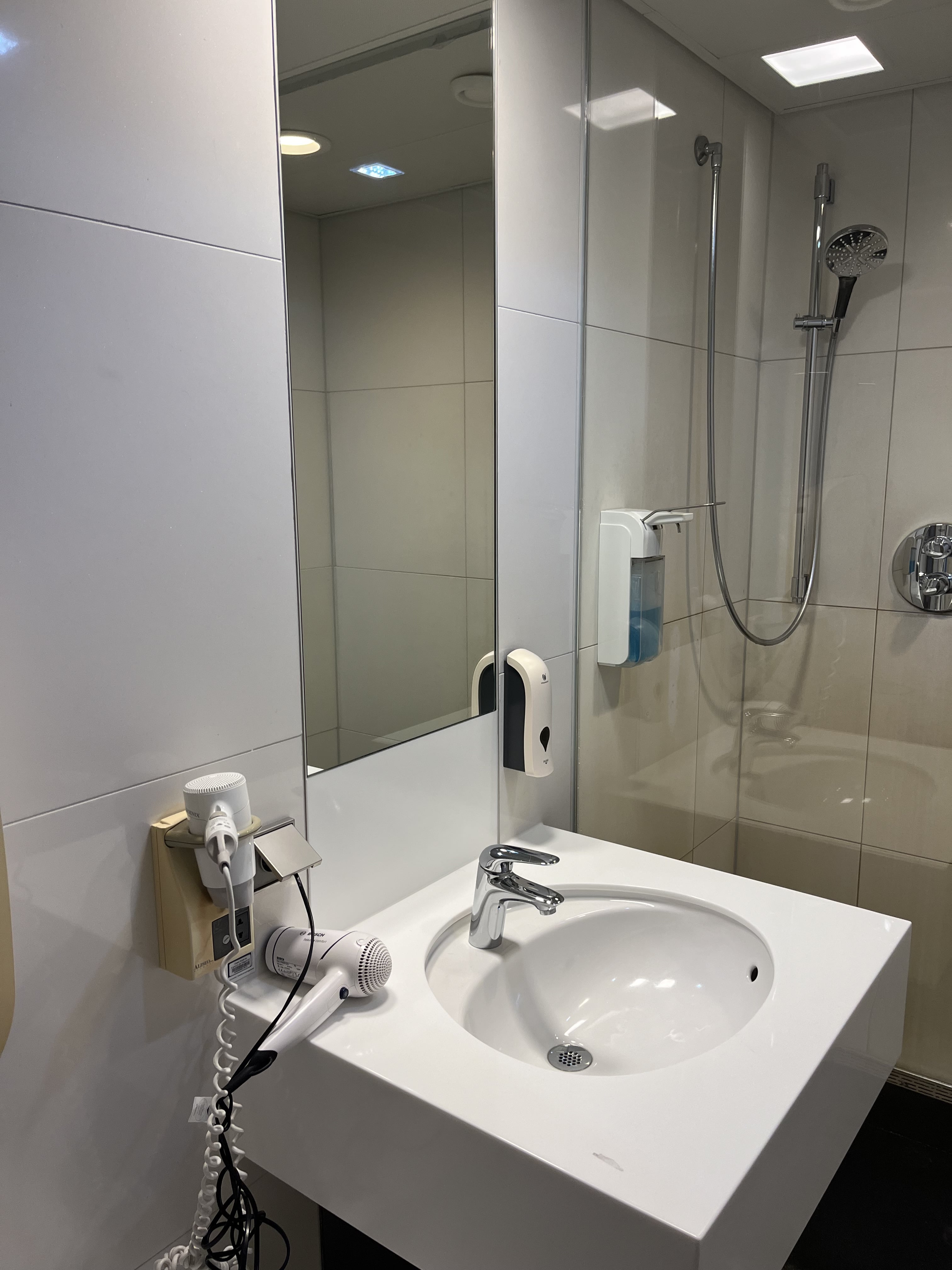Neil Scrivener reviews the Priority Lounge in Frankfurt Airport (FRA), also the Cathay Pacific and Qatar Airways lounge.