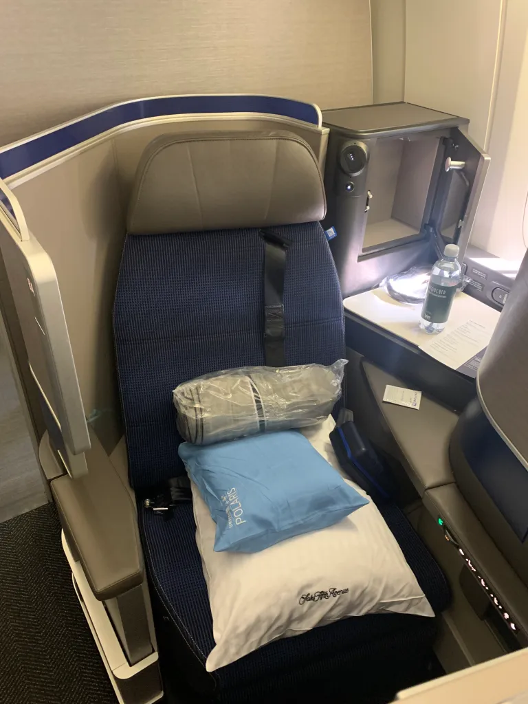 Neil Scrivener compares United Airlines and American Airlines Business Class products - but who is the winner?!