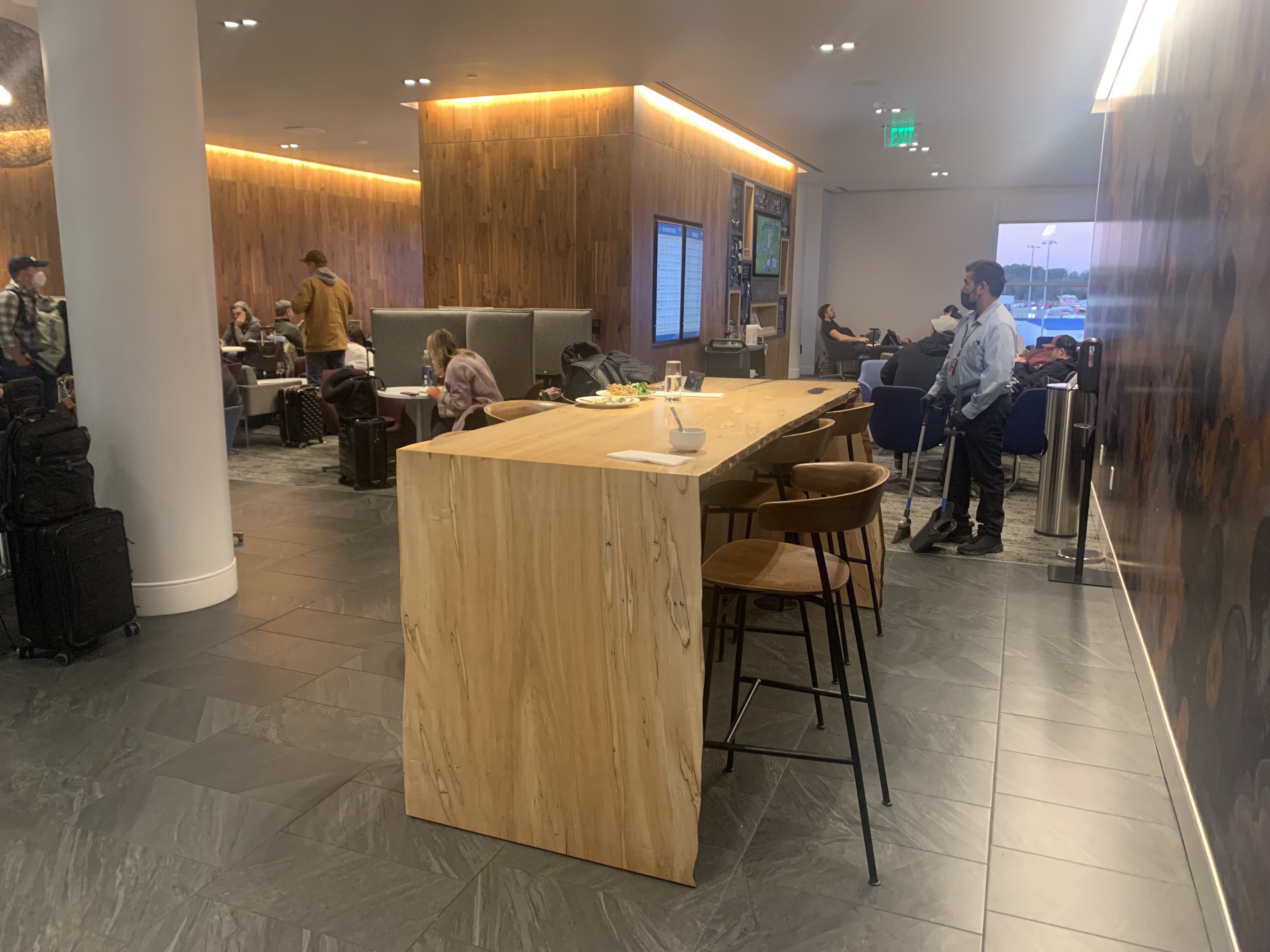 Flying Business reviews the American Express Centurion Lounge in Charlotte Douglas airport (CLT).