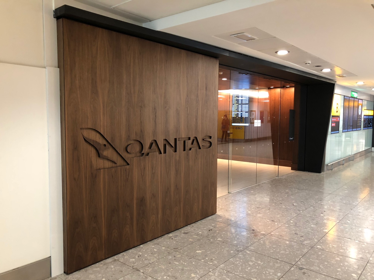 Neil Scrivener reviews the Qantas Lounge Heathrow's Terminal 3, available to Business Class and First Class passengers - and OneWorld Emerald/Sapphire members.