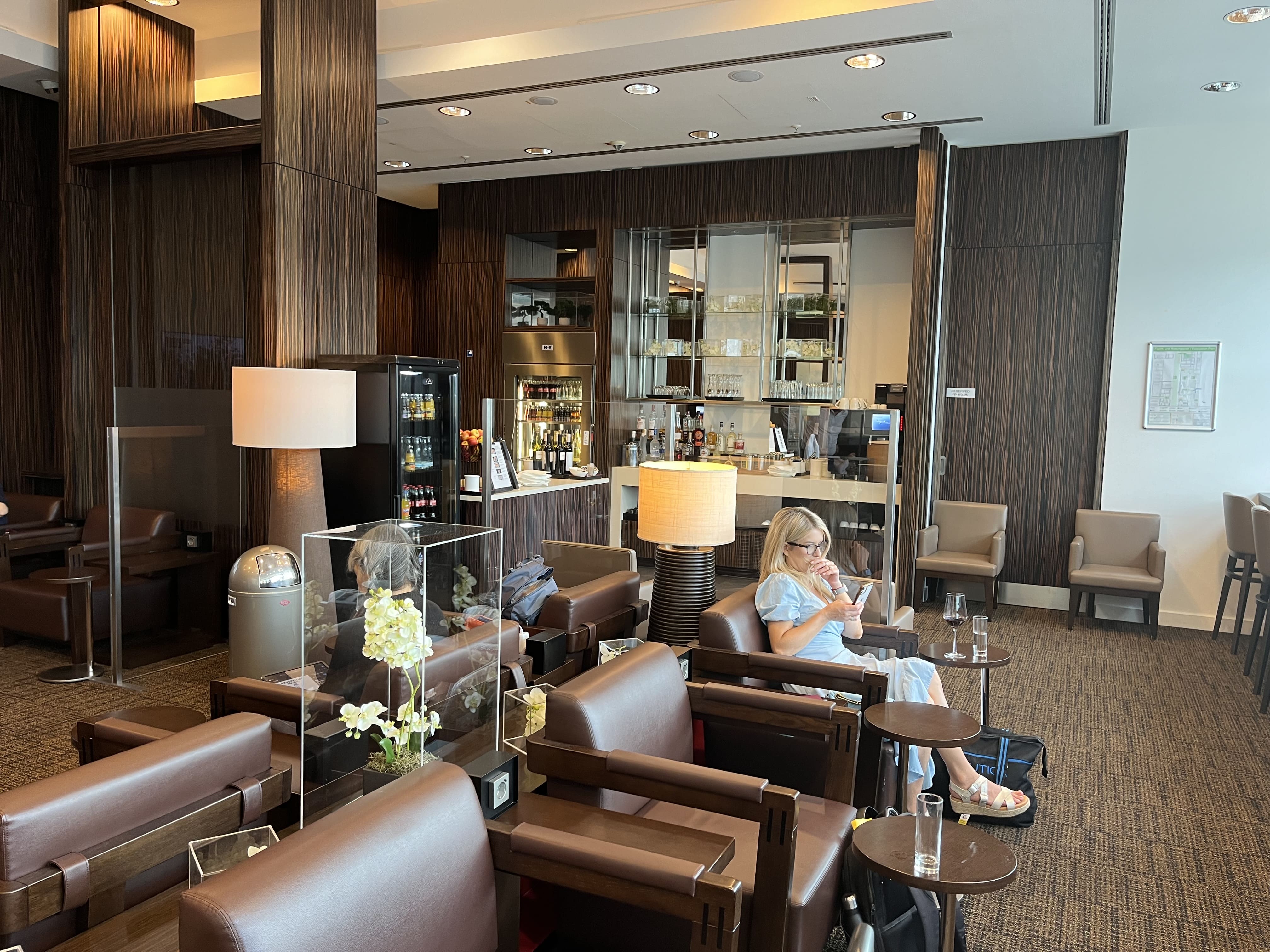 Neil Scrivener reviews the JAL Business Class/Sakura Lounge and First Class Lounge in Frankfurt Airport's Terminal 2. 