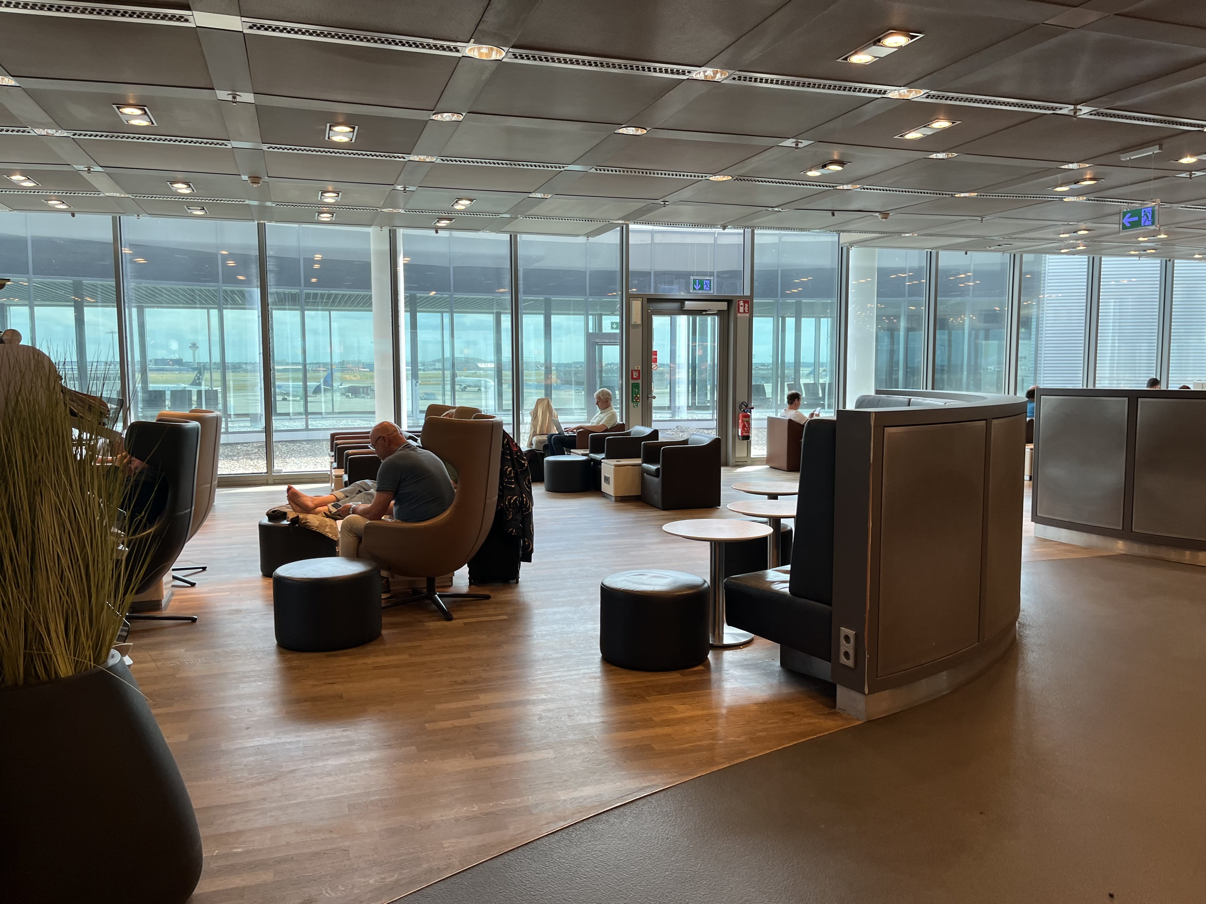 Neil Scrivener reviews the Lufthansa Business Class Lounge by Gate B24 in Frankfurt's Airport (FRA).