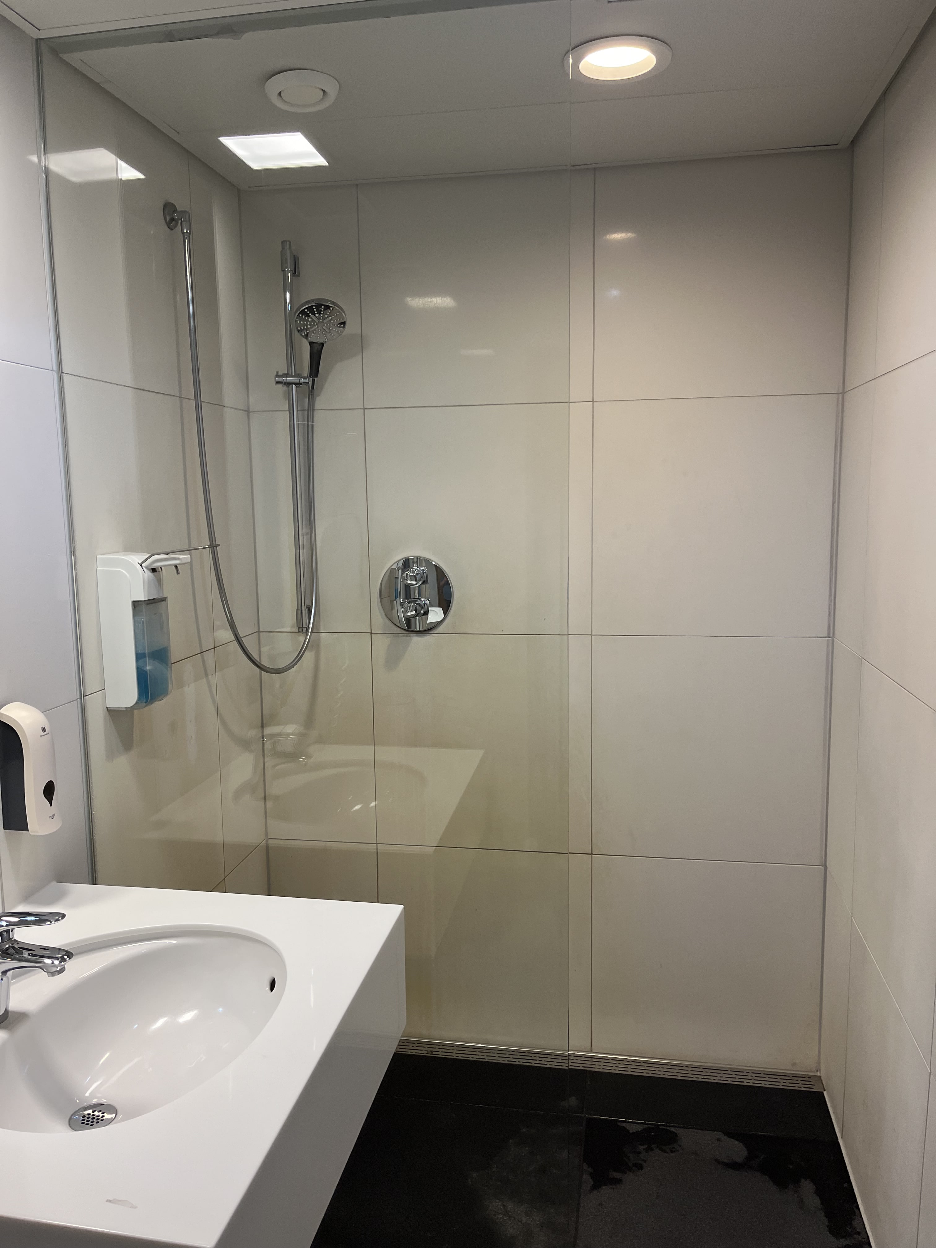 Neil Scrivener reviews the Priority Lounge in Frankfurt Airport (FRA), also the Cathay Pacific and Qatar Airways lounge.