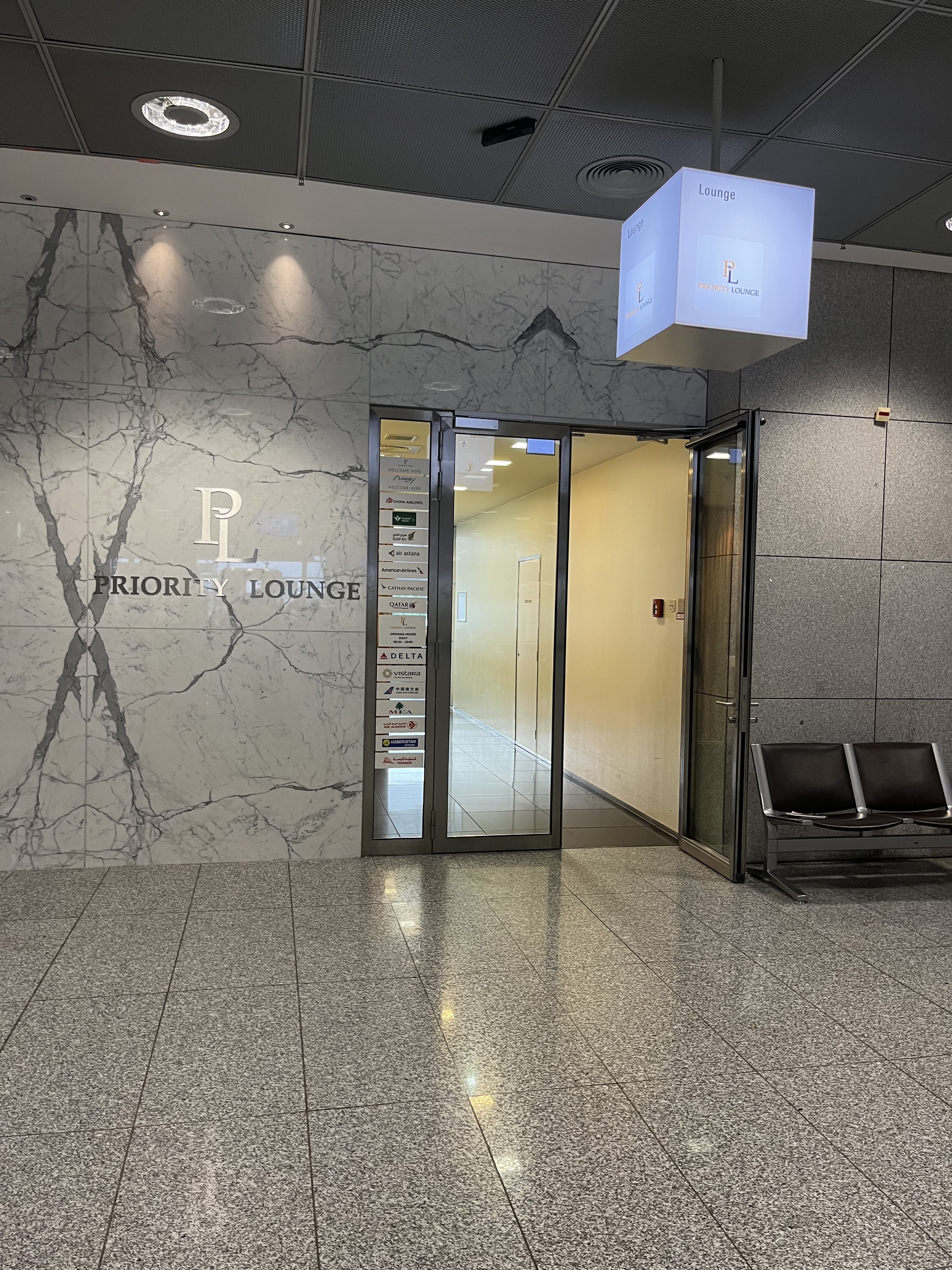 Neil Scrivener reviews the Priority Lounge in Frankfurt Airport (FRA), also the Cathay Pacific and Qatar Airways lounge. 