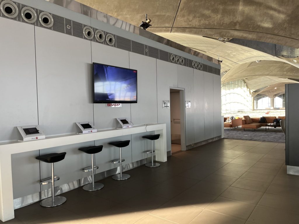 Neil Scrivener reviews the Royal Jordanian Crown Lounge in Amman's Queen Alia International Airport, accessed by through OneWorld membership or flying Business Class. 