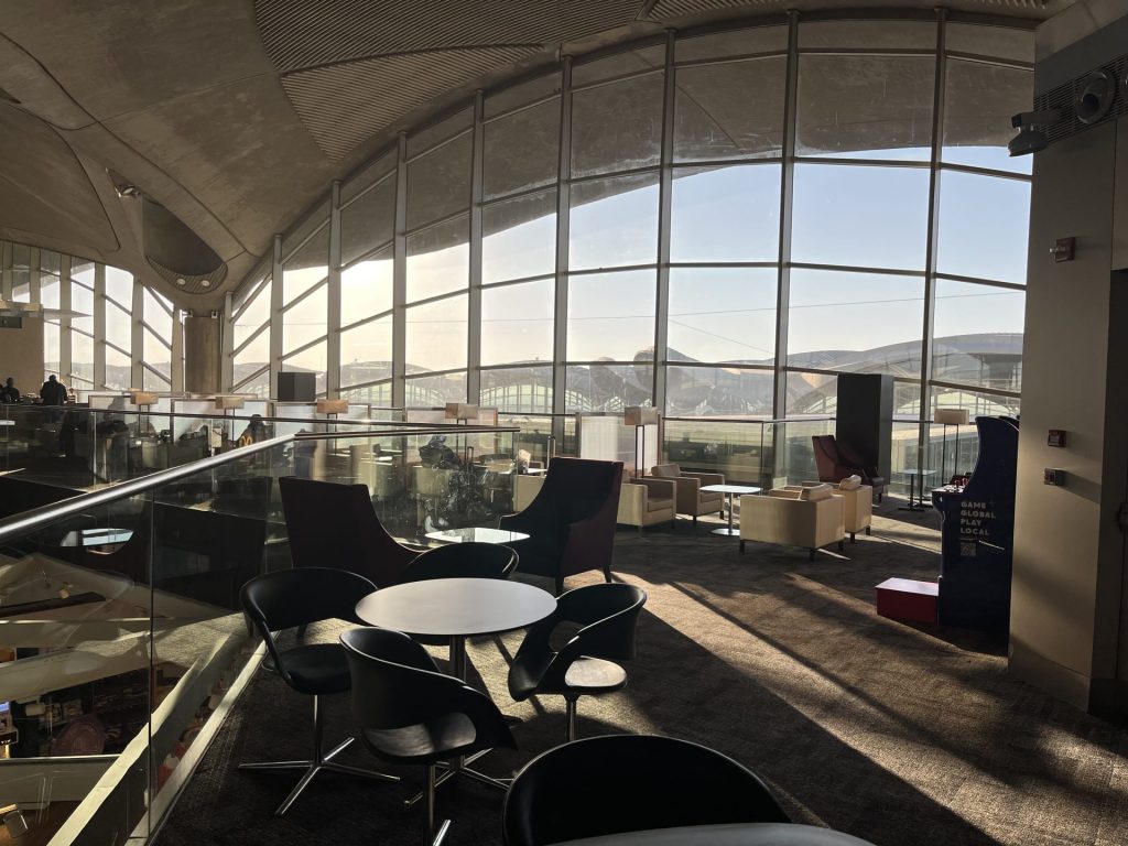 Neil Scrivener reviews the Royal Jordanian Crown Lounge in Amman's Queen Alia International Airport, accessed by through OneWorld membership or flying Business Class. 