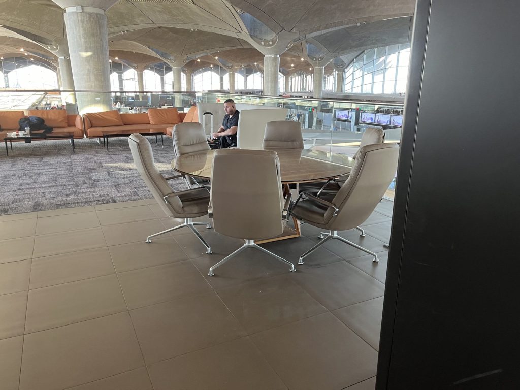 Neil Scrivener reviews the Royal Jordanian Crown Lounge in Amman's Queen Alia International Airport, accessed by through OneWorld membership or flying Business Class. 