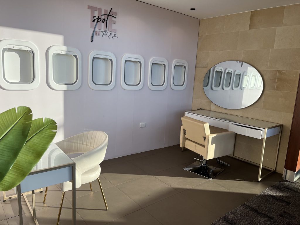 Neil Scrivener reviews the Royal Jordanian Crown Lounge in Amman's Queen Alia International Airport, accessed by through OneWorld membership or flying Business Class. 