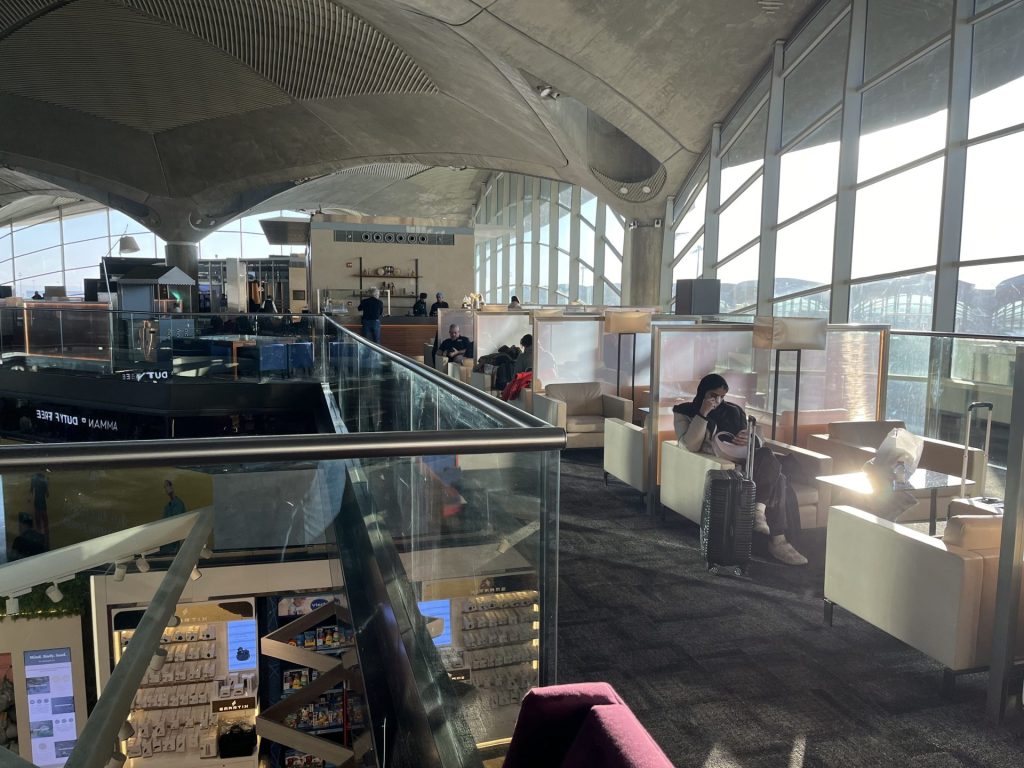 Neil Scrivener reviews the Royal Jordanian Crown Lounge in Amman's Queen Alia International Airport, accessed by through OneWorld membership or flying Business Class. 