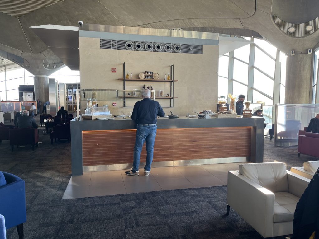 Neil Scrivener reviews the Royal Jordanian Crown Lounge in Amman's Queen Alia International Airport, accessed by through OneWorld membership or flying Business Class. 