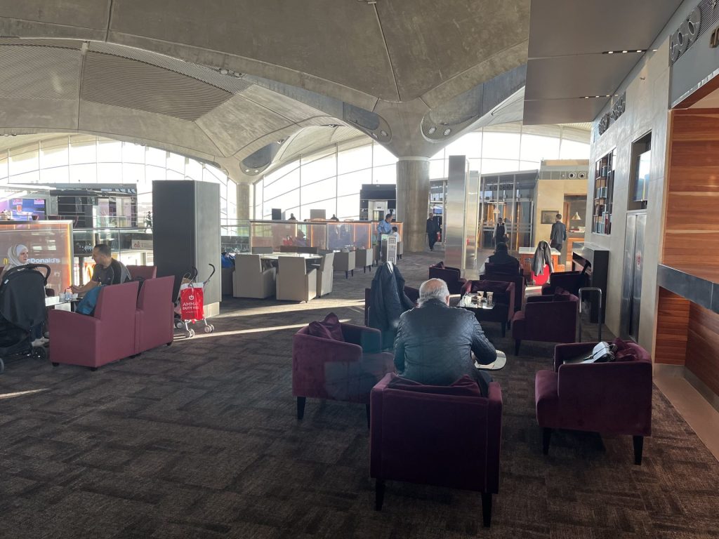 Neil Scrivener reviews the Royal Jordanian Crown Lounge in Amman's Queen Alia International Airport, accessed by through OneWorld membership or flying Business Class. 