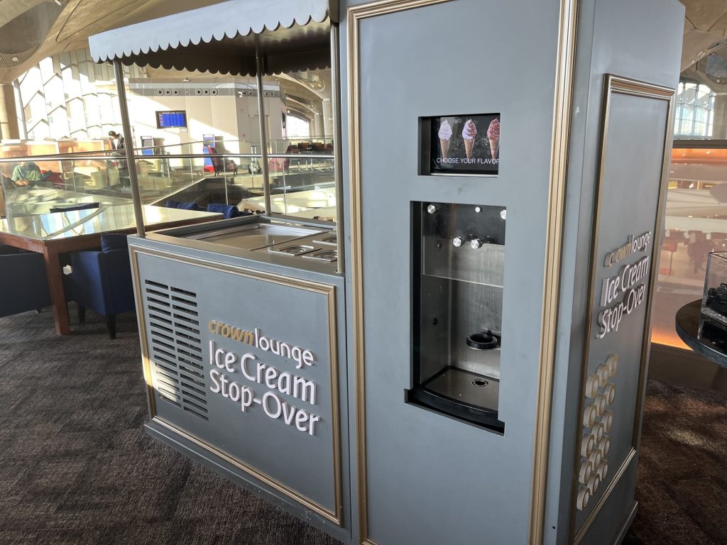 Neil Scrivener reviews the Royal Jordanian Crown Lounge in Amman's Queen Alia International Airport, accessed by through OneWorld membership or flying Business Class. 