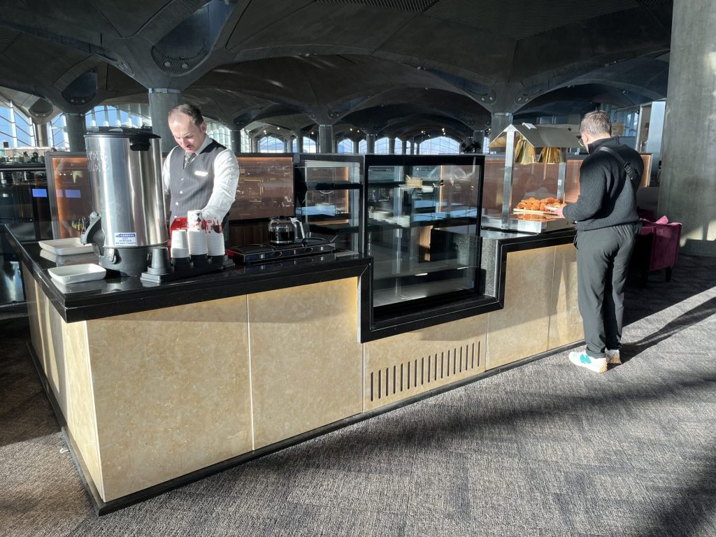 Neil Scrivener reviews the Royal Jordanian Crown Lounge in Amman's Queen Alia International Airport, accessed by through OneWorld membership or flying Business Class. 