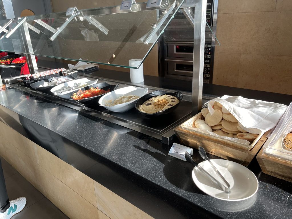 Neil Scrivener reviews the Royal Jordanian Crown Lounge in Amman's Queen Alia International Airport, accessed by through OneWorld membership or flying Business Class. 