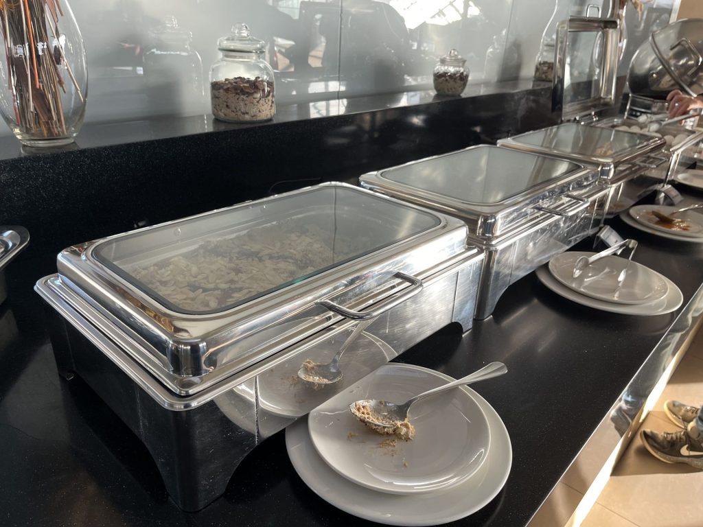 Neil Scrivener reviews the Royal Jordanian Crown Lounge in Amman's Queen Alia International Airport, accessed by through OneWorld membership or flying Business Class. 