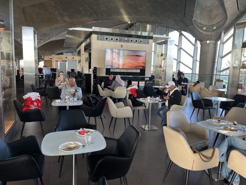 Neil Scrivener reviews the Royal Jordanian Crown Lounge in Amman's Queen Alia International Airport, accessed by through OneWorld membership or flying Business Class. 