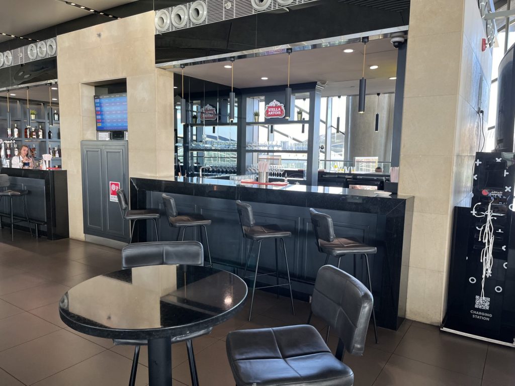 Neil Scrivener reviews the Royal Jordanian Crown Lounge in Amman's Queen Alia International Airport, accessed by through OneWorld membership or flying Business Class. 