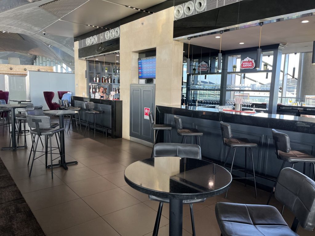 Neil Scrivener reviews the Royal Jordanian Crown Lounge in Amman's Queen Alia International Airport, accessed by through OneWorld membership or flying Business Class. 