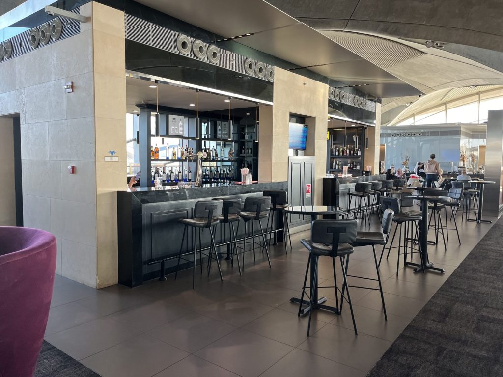 Neil Scrivener reviews the Royal Jordanian Crown Lounge in Amman's Queen Alia International Airport, accessed by through OneWorld membership or flying Business Class. 