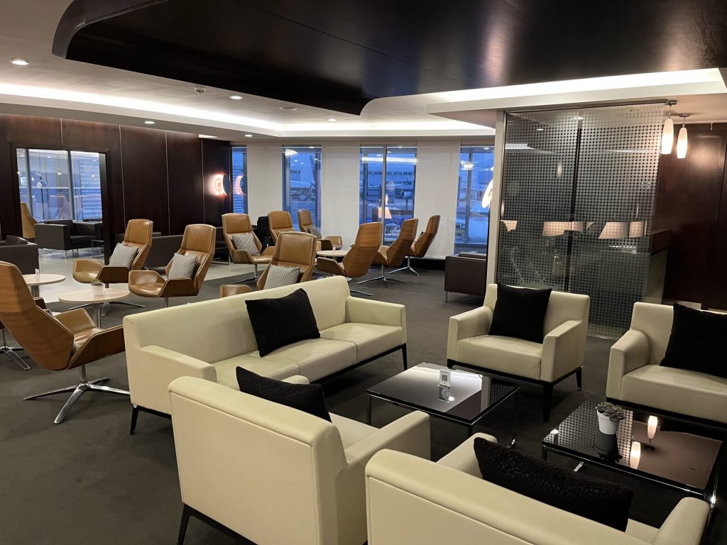 Neil Scrivener reviews the Etihad Lounge in London Heathrow's Terminal 4, available to passengers flying with Etihad in Business Class, First Class, or Etihad Guest Members