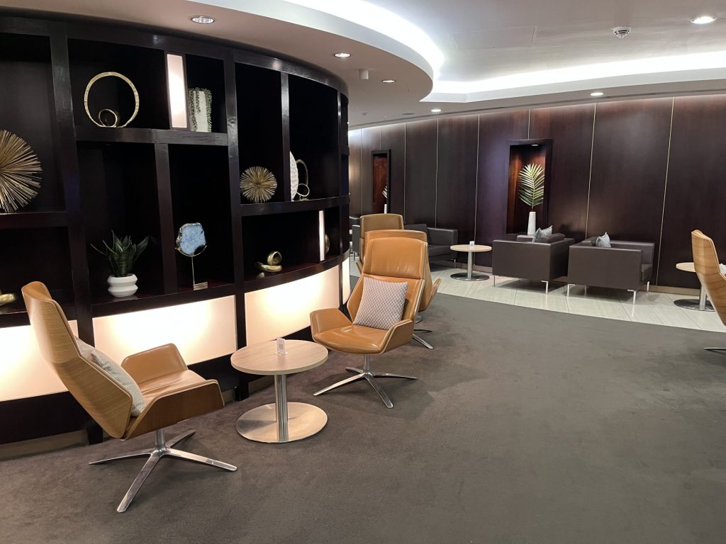 Neil Scrivener reviews the Etihad Lounge in London Heathrow's Terminal 4, available to passengers flying with Etihad in Business Class, First Class, or Etihad Guest Members