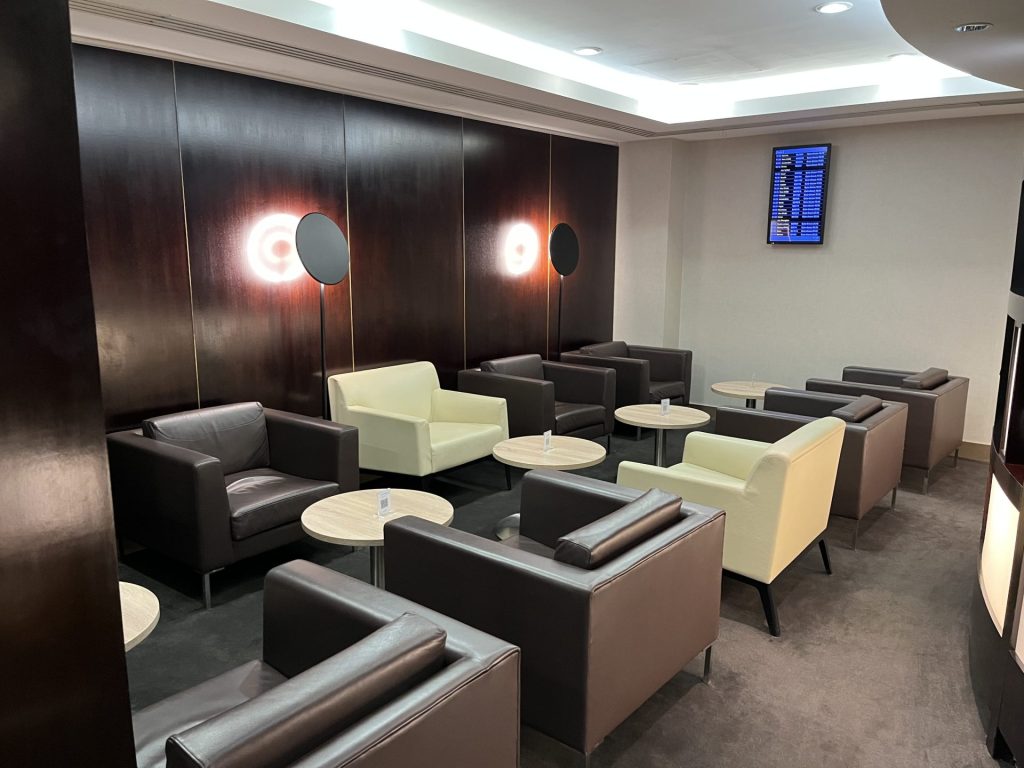 Neil Scrivener reviews the Etihad Lounge in London Heathrow's Terminal 4, available to passengers flying with Etihad in Business Class, First Class, or Etihad Guest Members