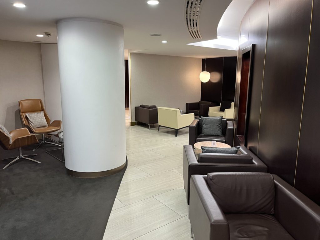 Neil Scrivener reviews the Etihad Lounge in London Heathrow's Terminal 4, available to passengers flying with Etihad in Business Class, First Class, or Etihad Guest Members