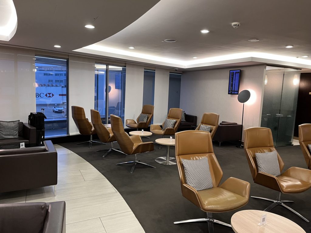 Neil Scrivener reviews the Etihad Lounge in London Heathrow's Terminal 4, available to passengers flying with Etihad in Business Class, First Class, or Etihad Guest Members