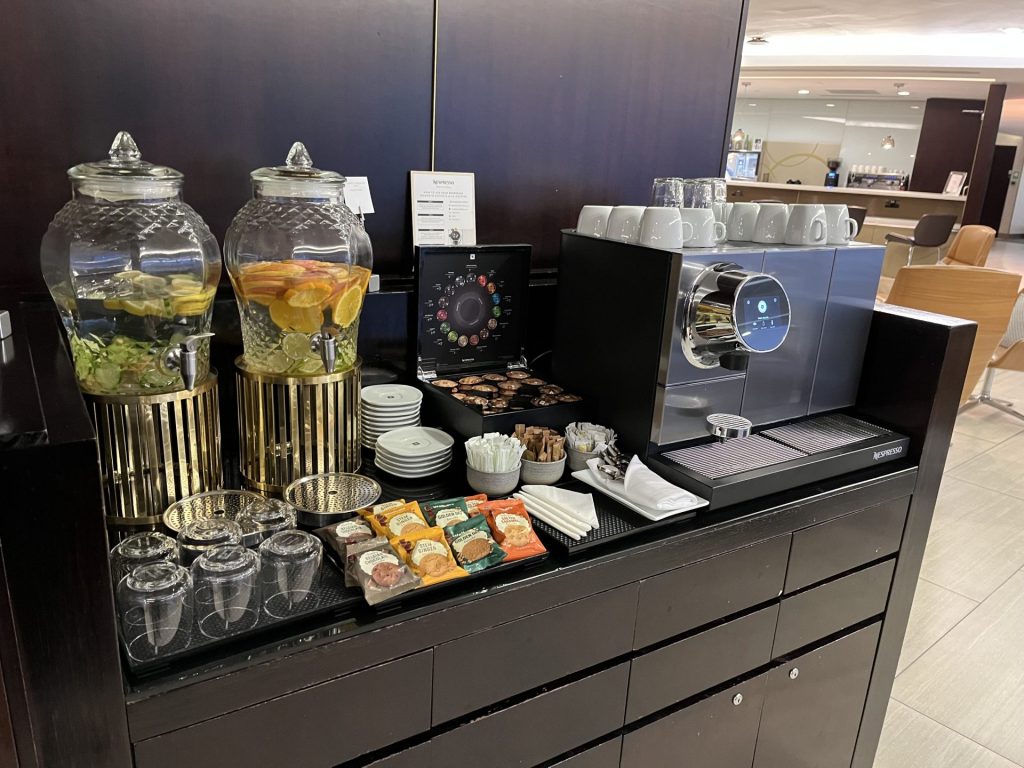 Neil Scrivener reviews the Etihad Lounge in London Heathrow's Terminal 4, available to passengers flying with Etihad in Business Class, First Class, or Etihad Guest Members