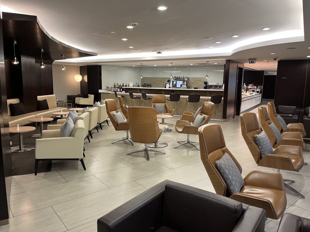 Neil Scrivener reviews the Etihad Lounge in London Heathrow's Terminal 4, available to passengers flying with Etihad in Business Class, First Class, or Etihad Guest Members